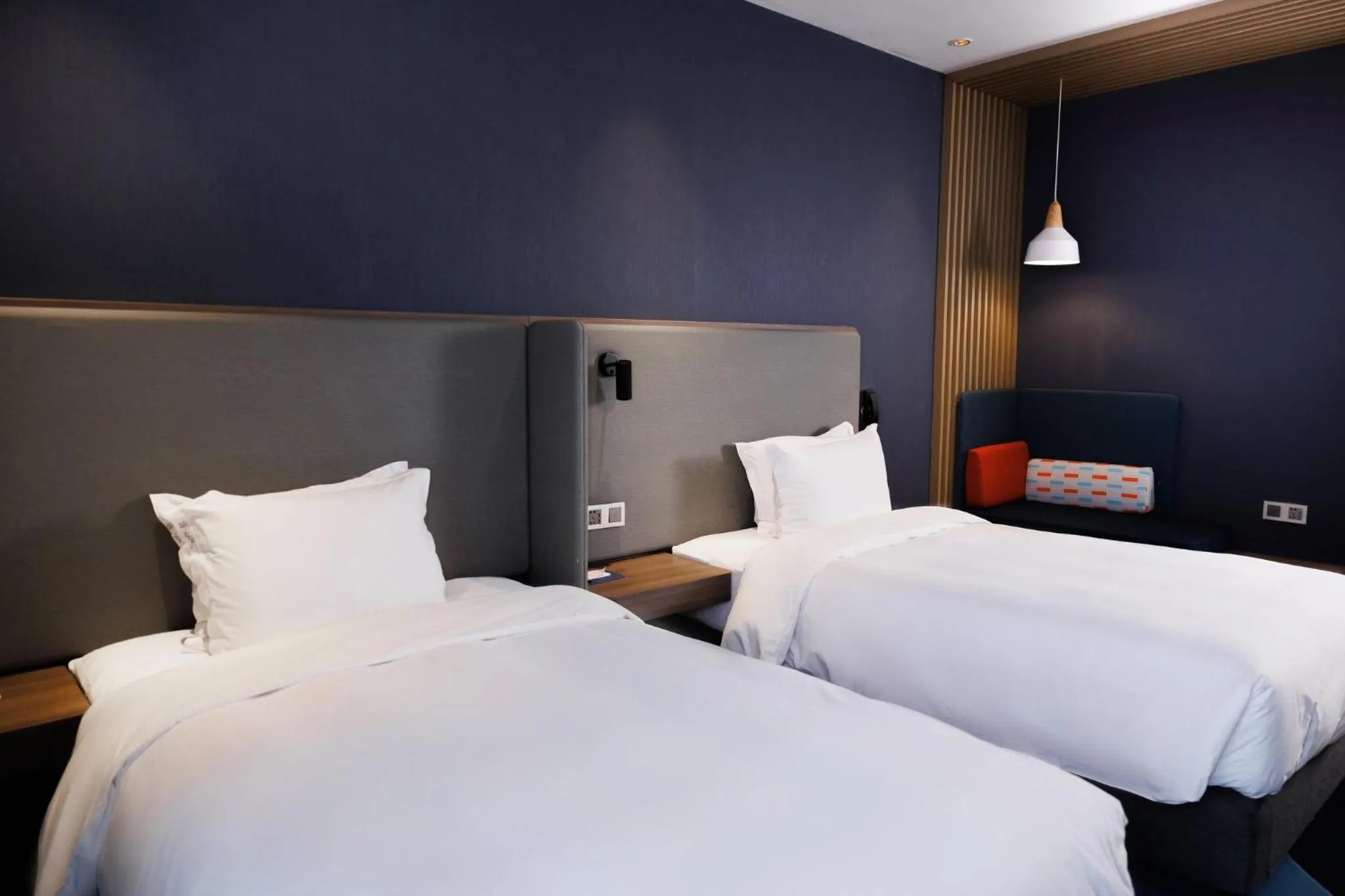 Photo of the whole room, Bed in Holiday Inn Express Pengzhou Downtown by IHG