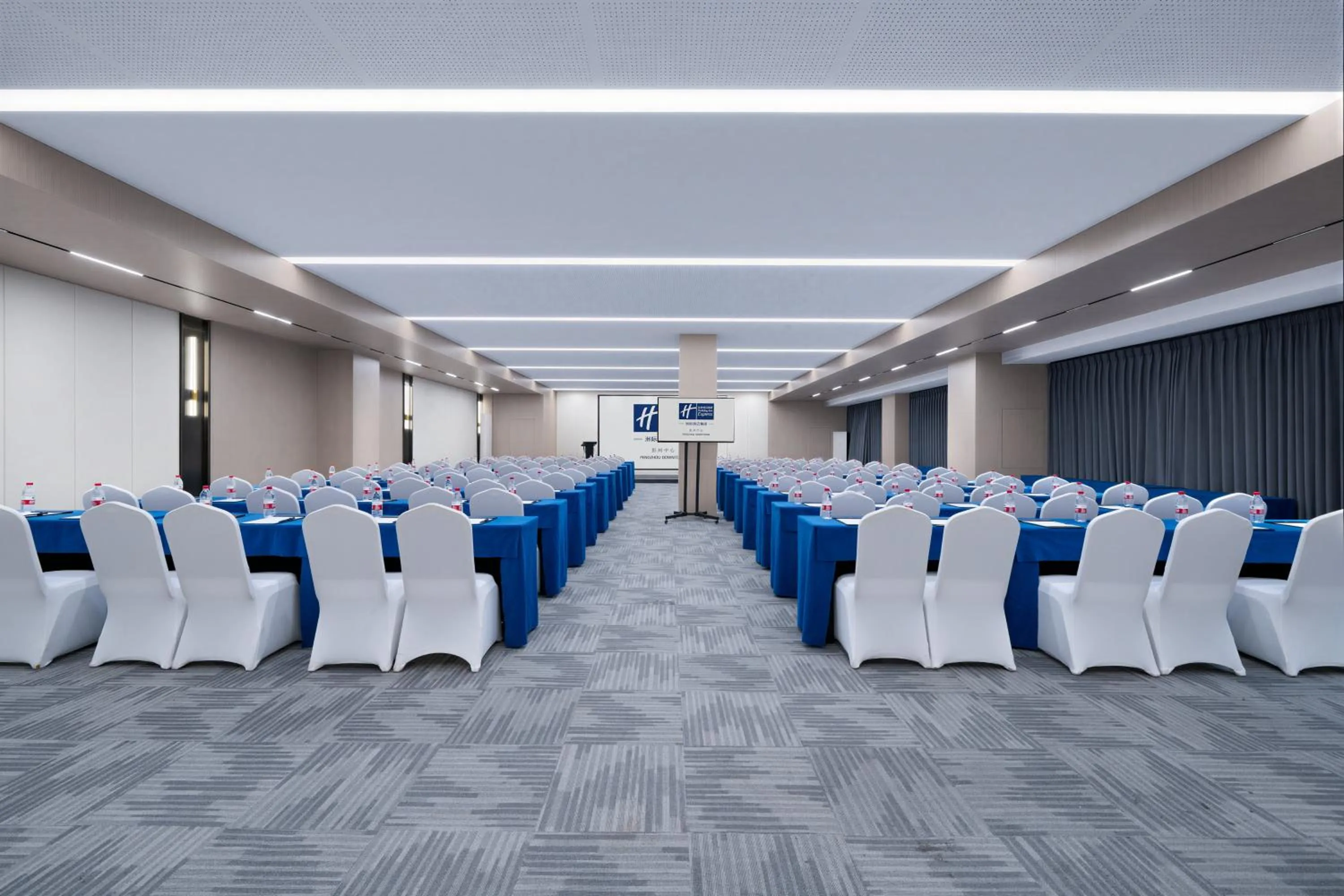 Meeting/conference room in Holiday Inn Express Pengzhou Downtown by IHG