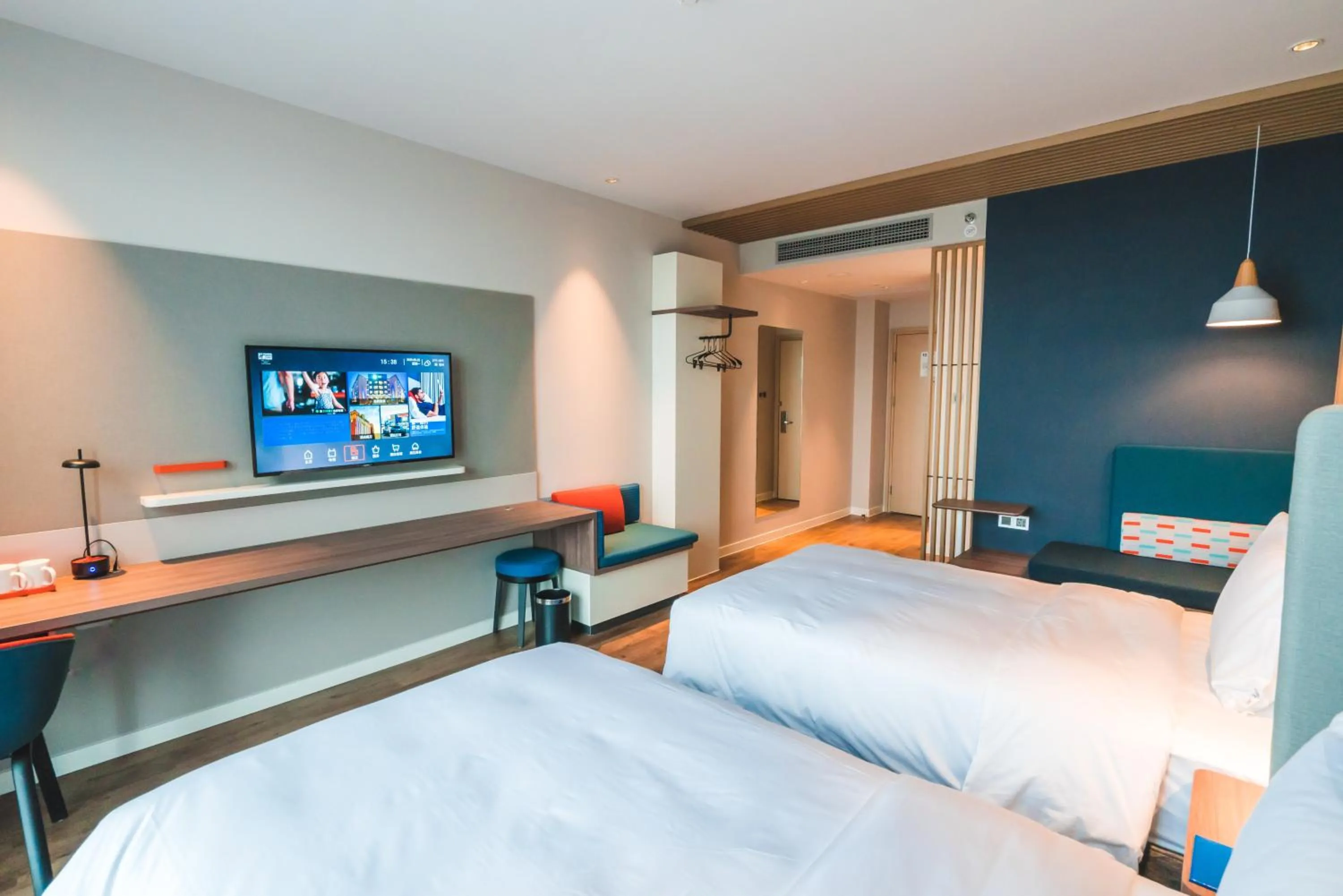 Photo of the whole room, Bed in Holiday Inn Express Pengzhou Downtown by IHG