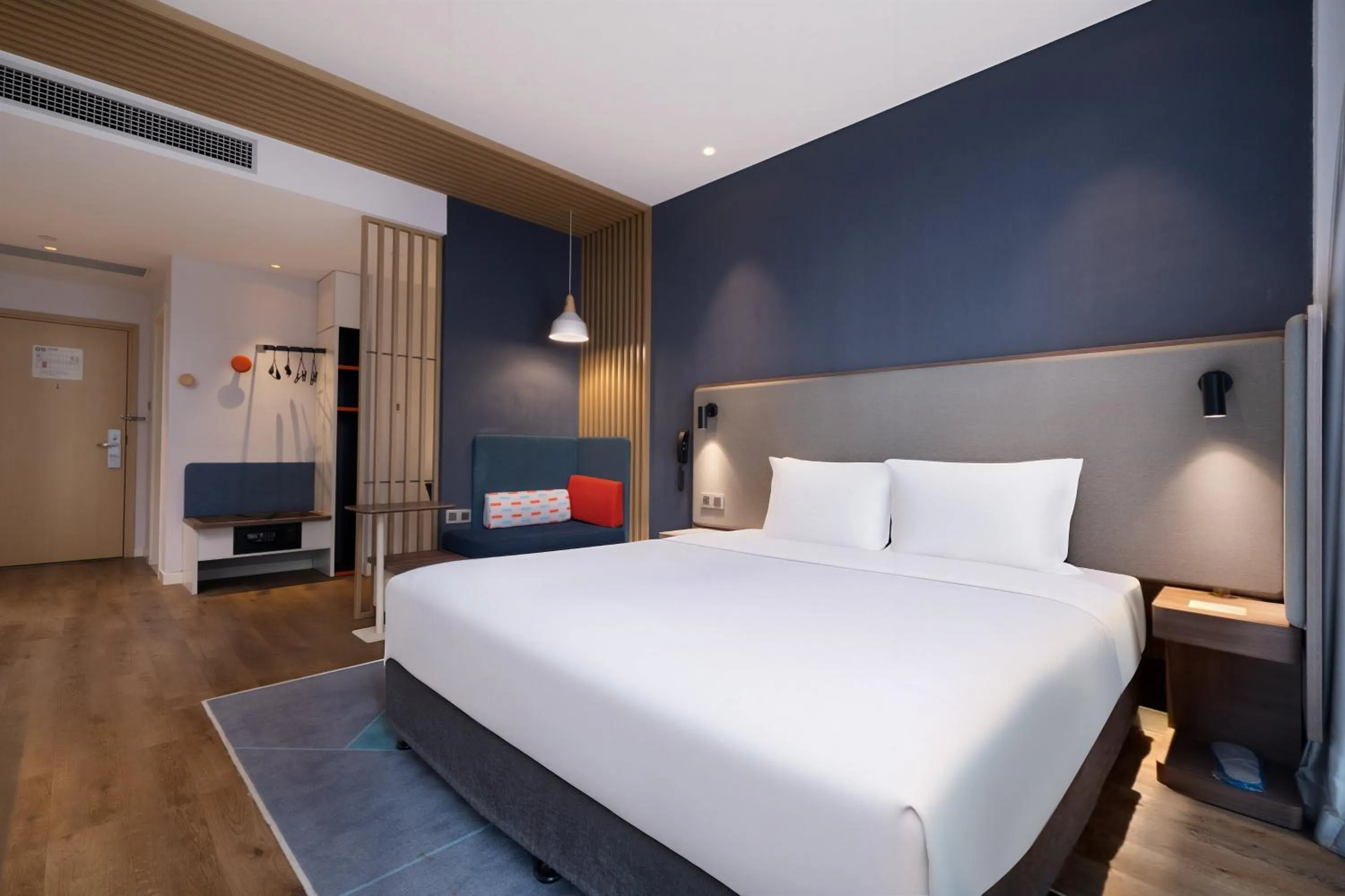 Photo of the whole room, Bed in Holiday Inn Express Pengzhou Downtown by IHG