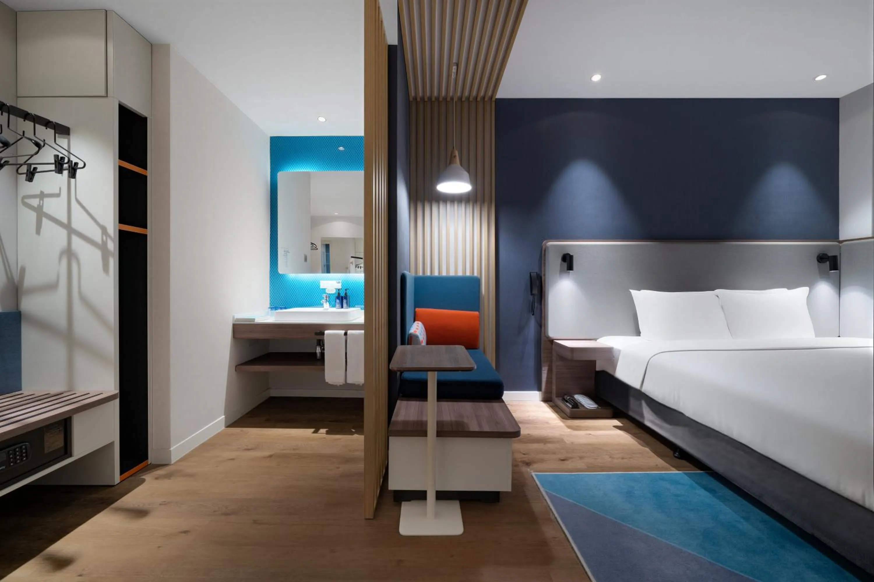 Photo of the whole room, Bed in Holiday Inn Express Pengzhou Downtown by IHG