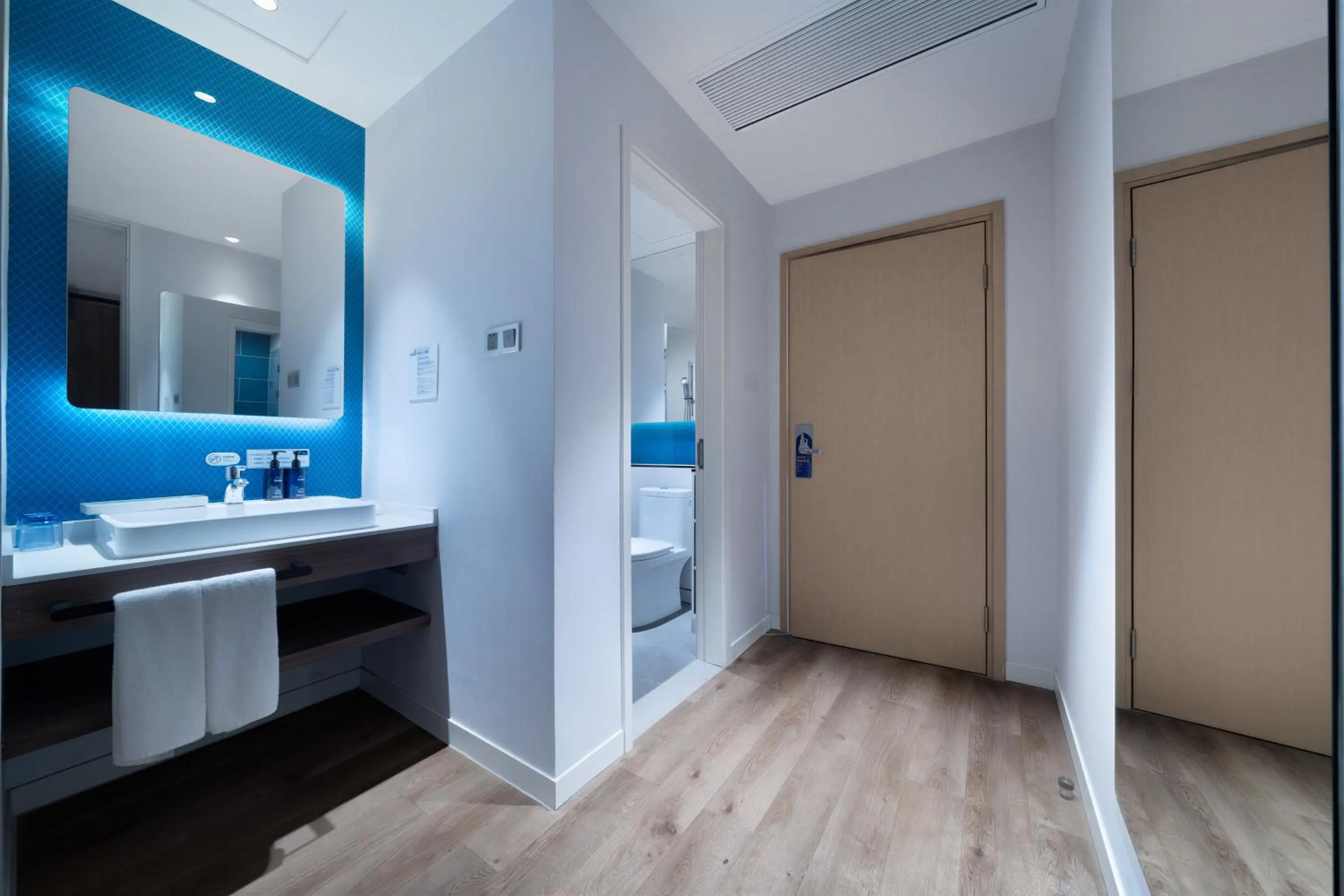 Bathroom in Holiday Inn Express Pengzhou Downtown by IHG