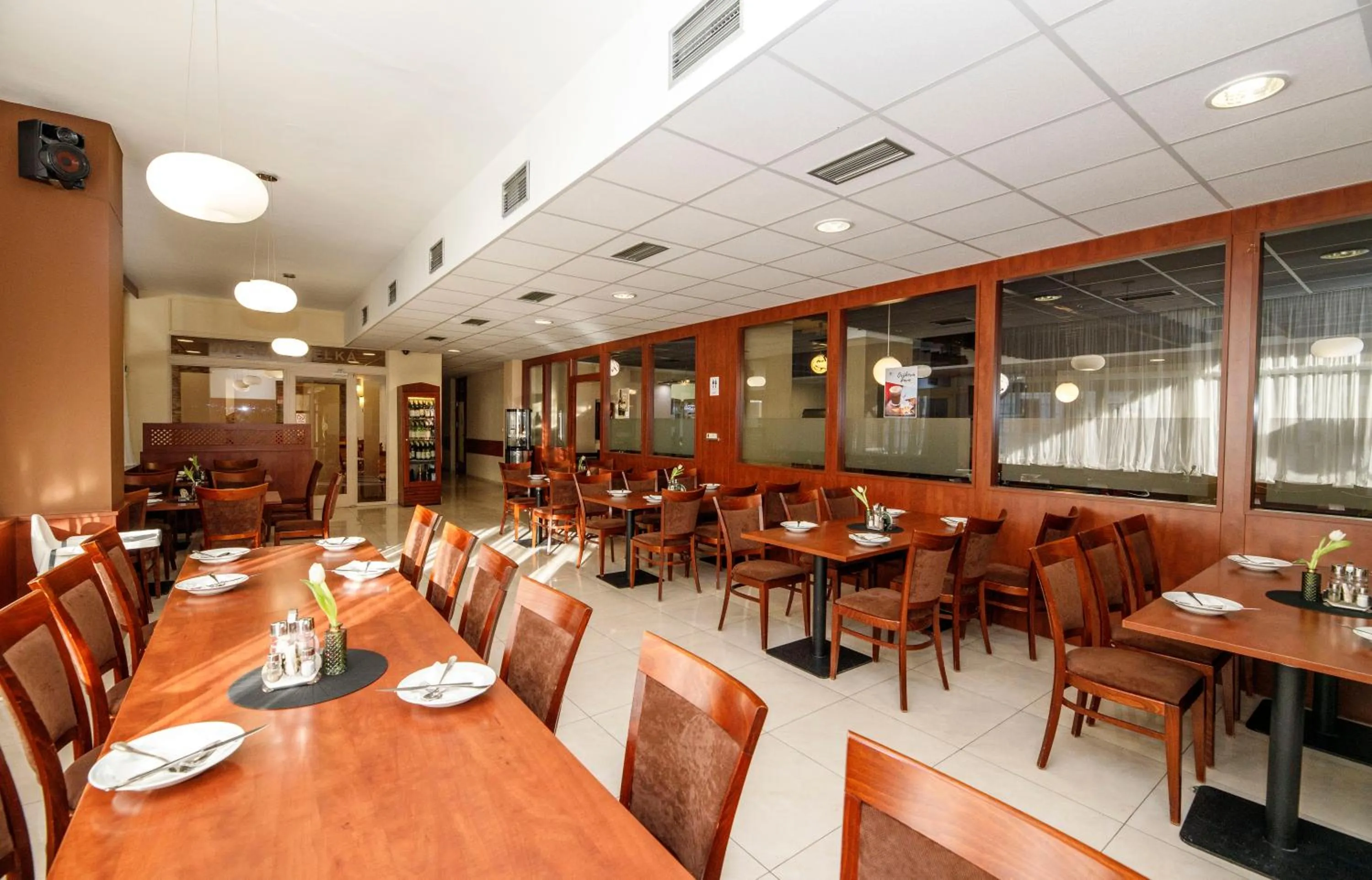 Restaurant/places to eat in Hotel Opera