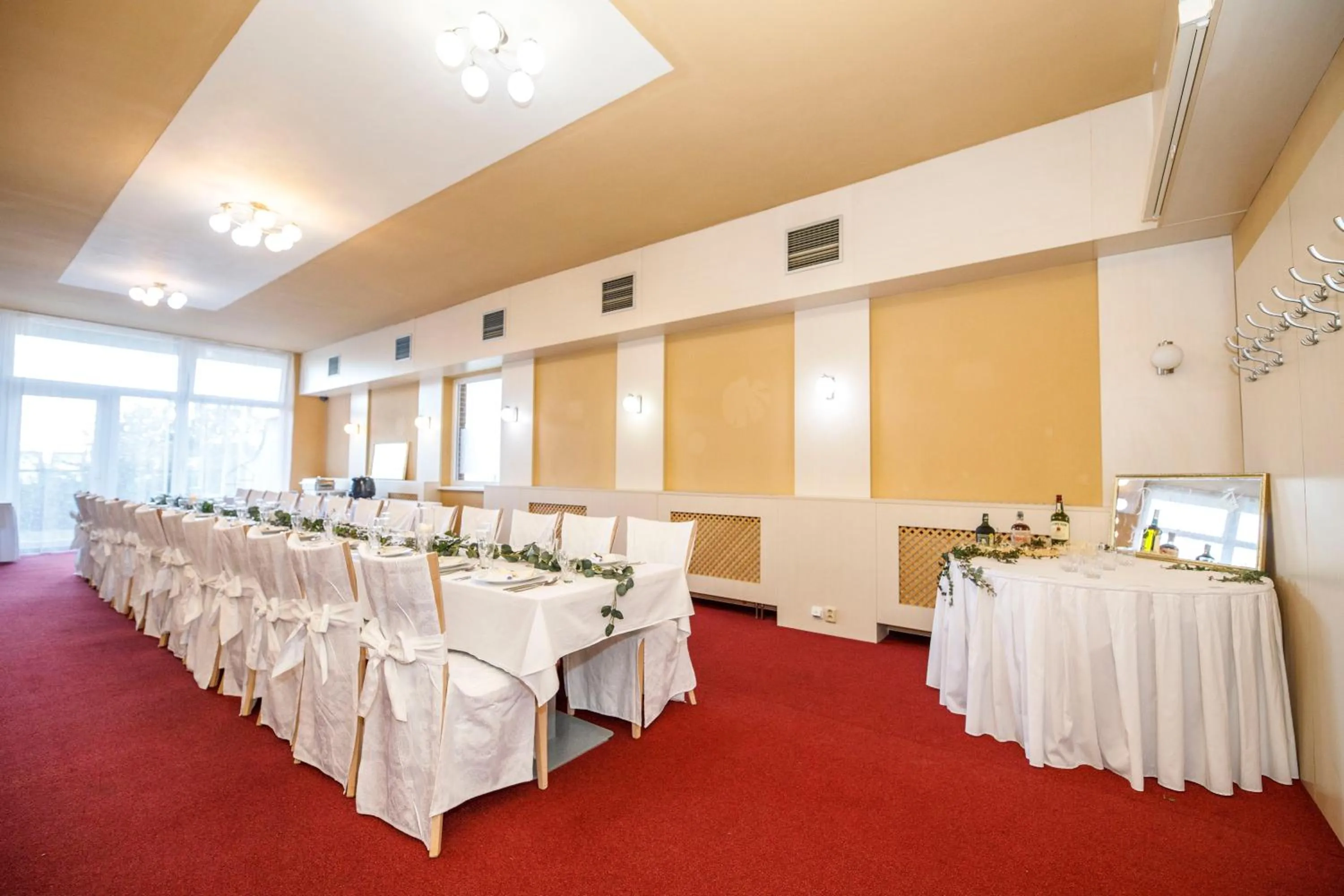 Restaurant/places to eat in Hotel Opera