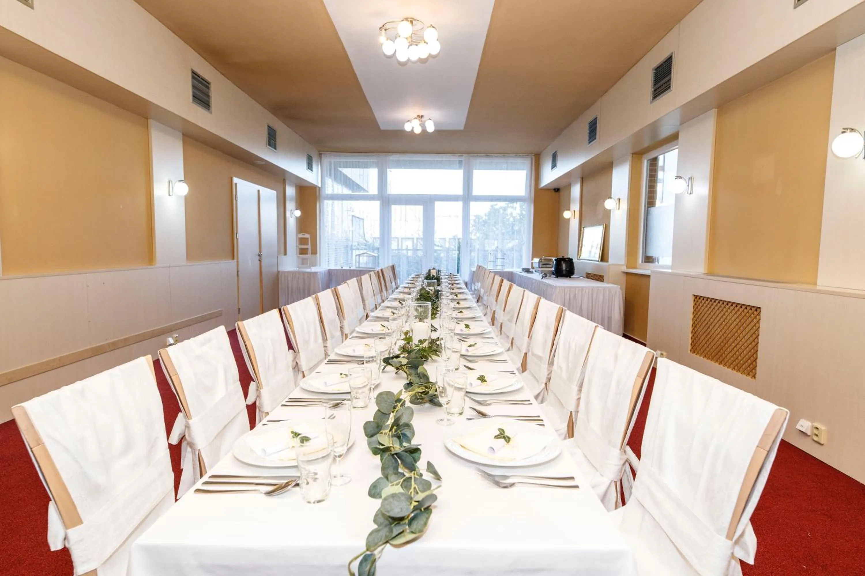 Restaurant/places to eat in Hotel Opera