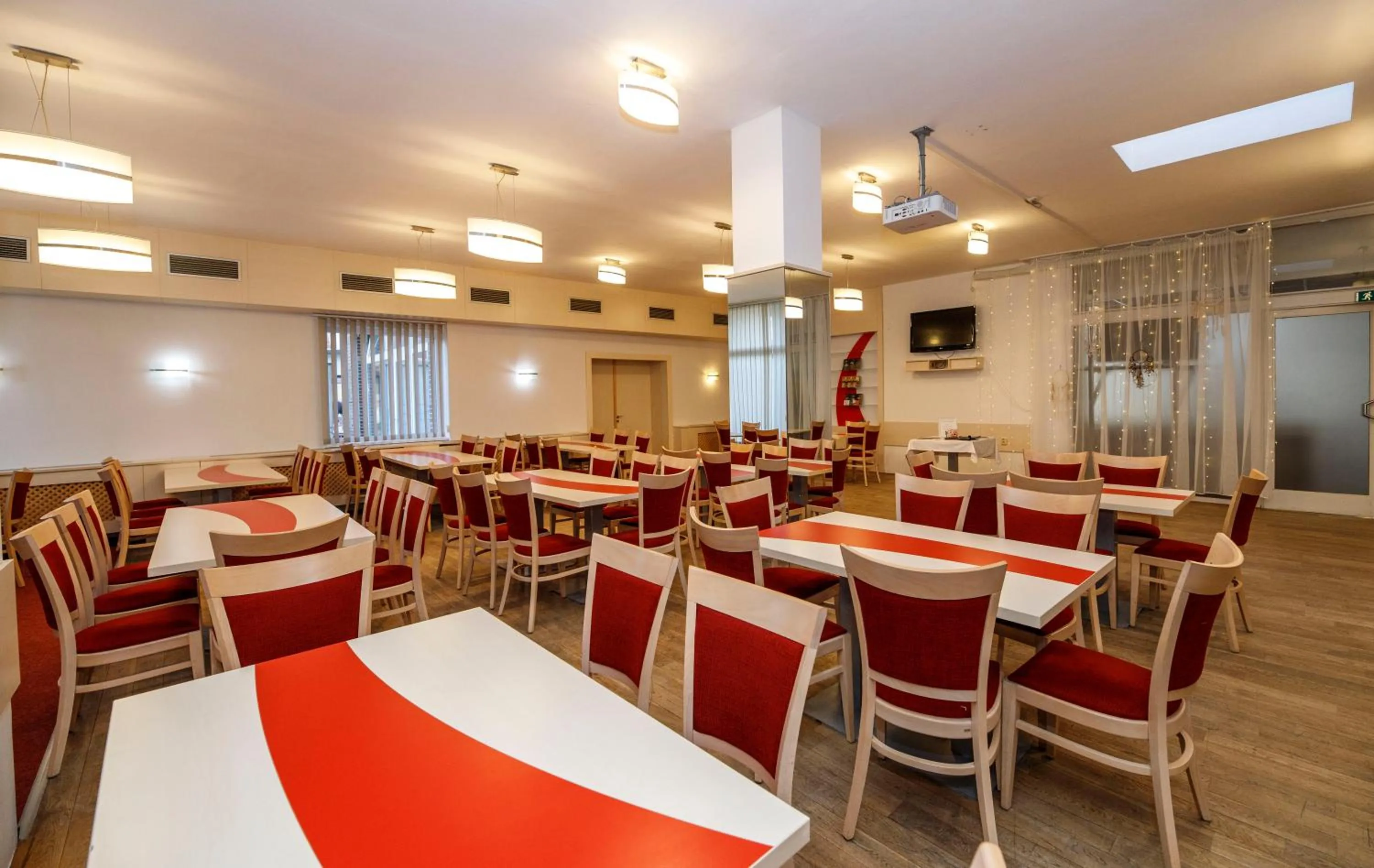 Restaurant/places to eat in Hotel Opera