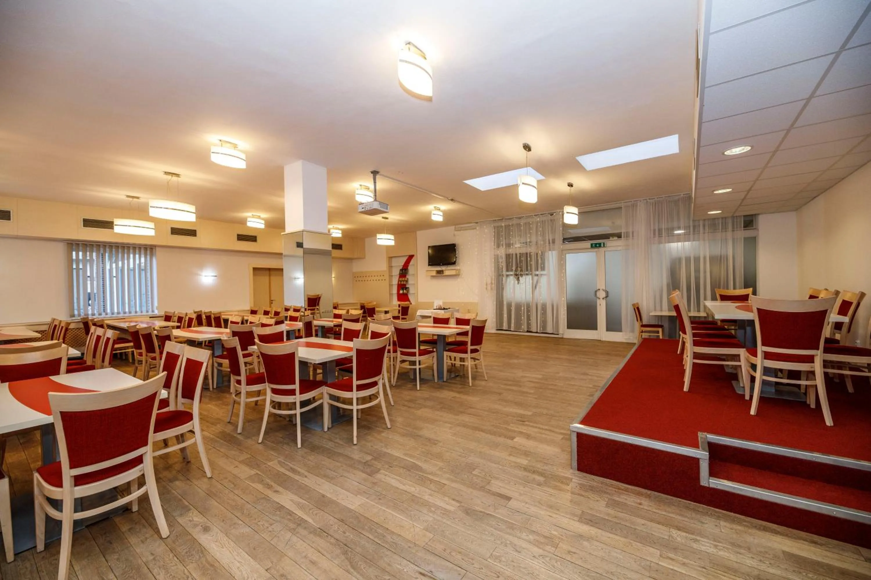 Restaurant/places to eat in Hotel Opera