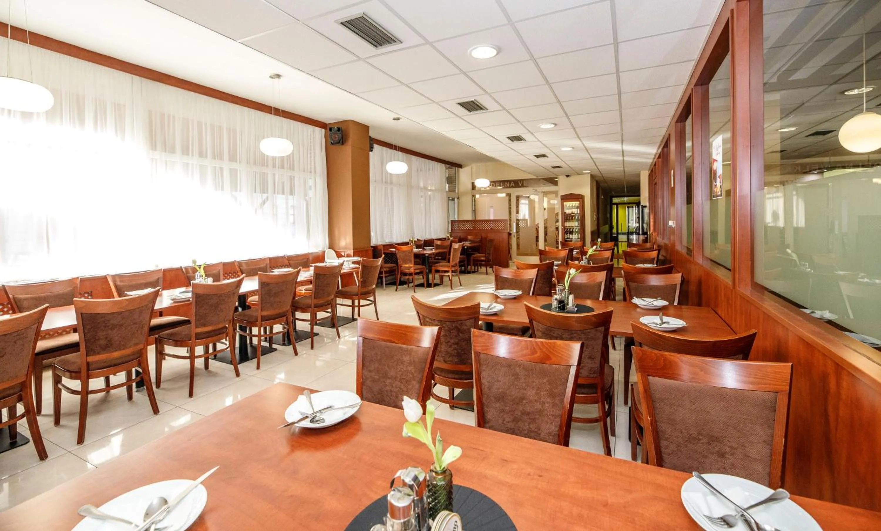 Restaurant/places to eat in Hotel Opera