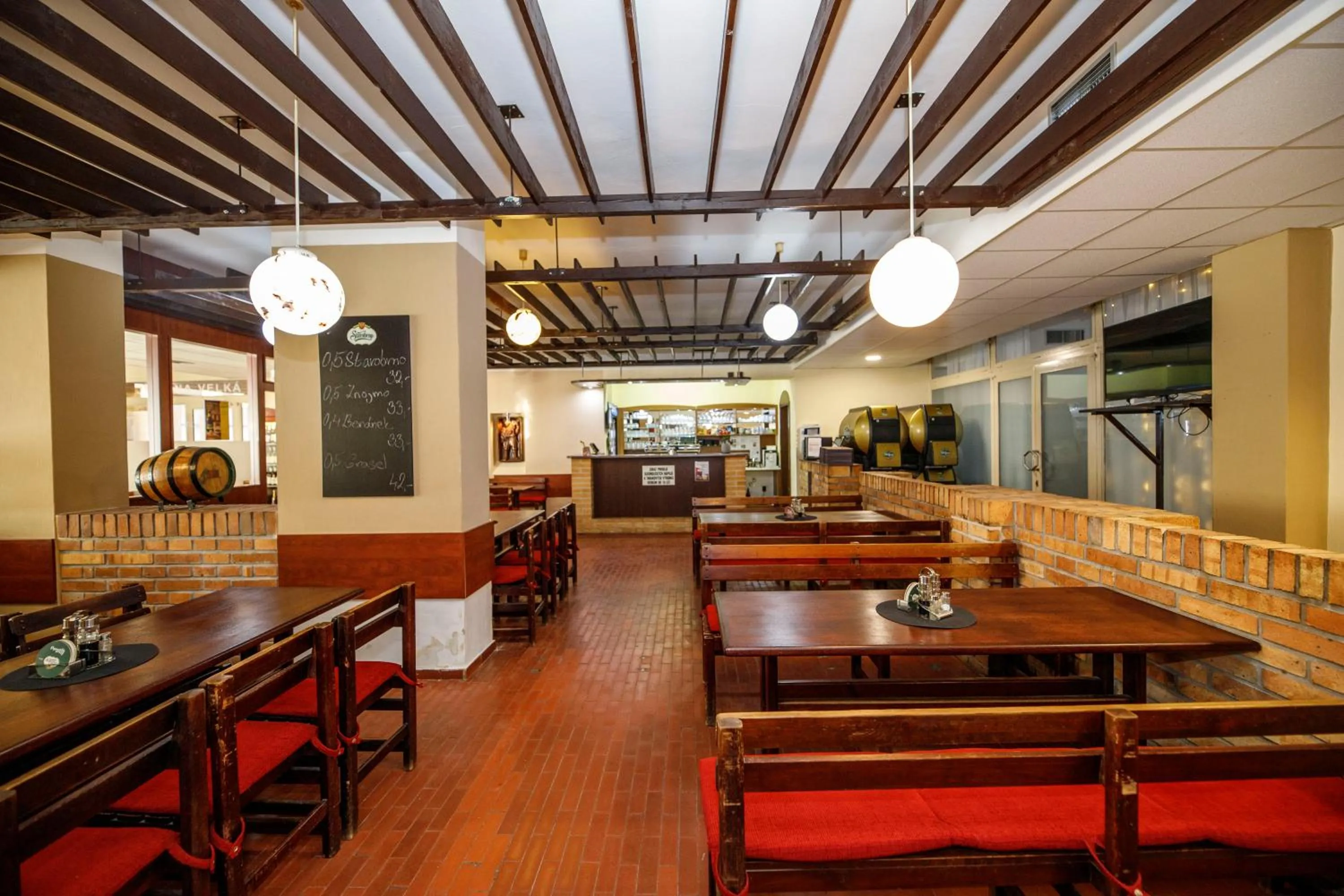 Restaurant/places to eat in Hotel Opera