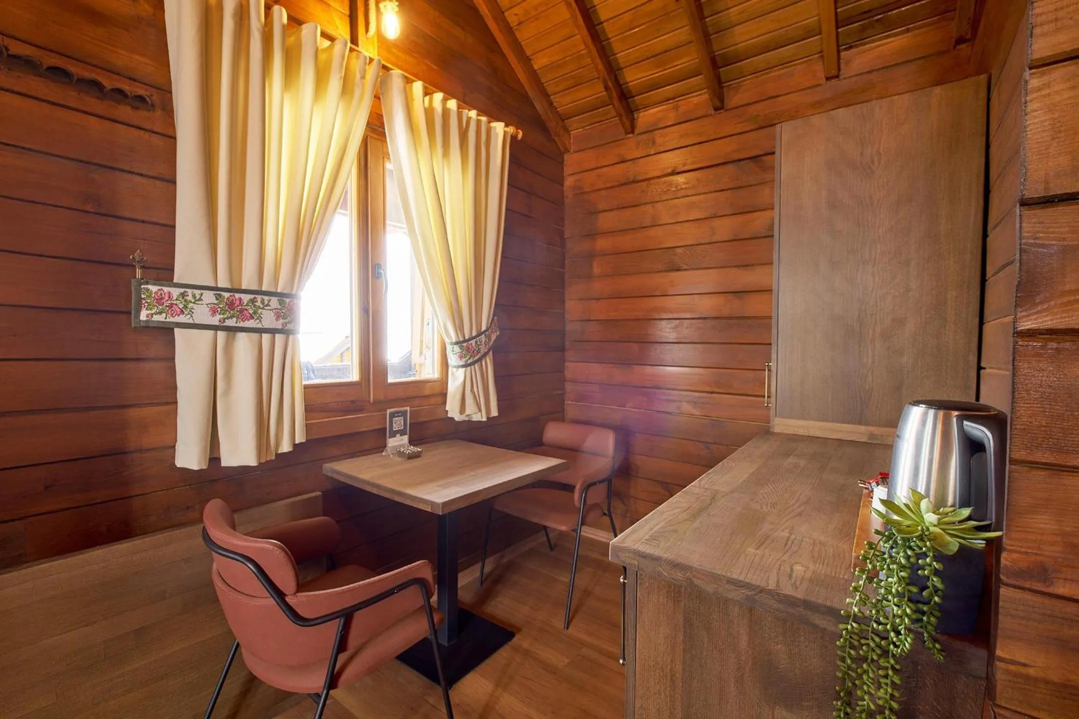 Flora Handüzü Resort & Wellness Bungalow Hotel