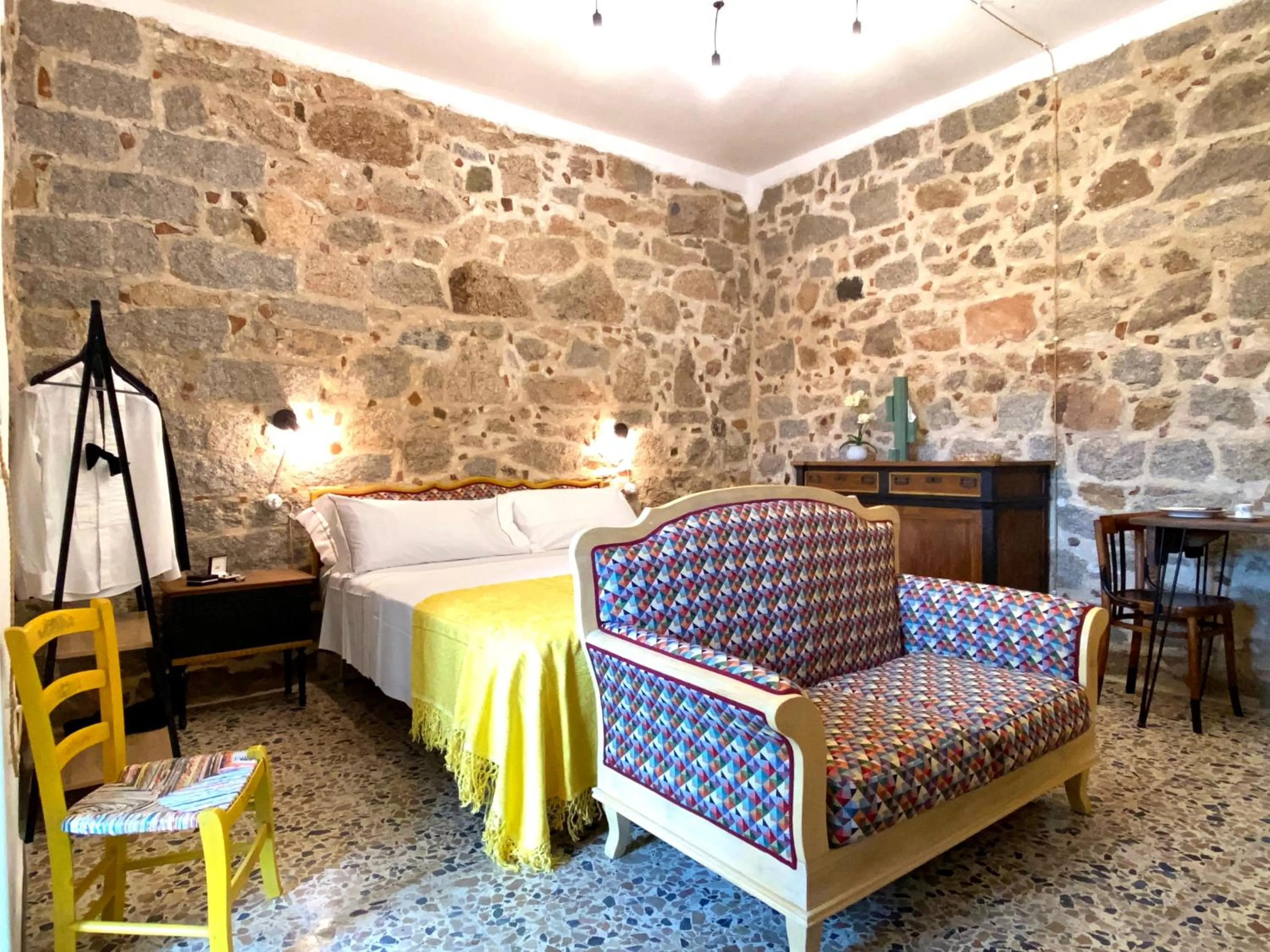 Photo of the whole room, Bed in Canduleri