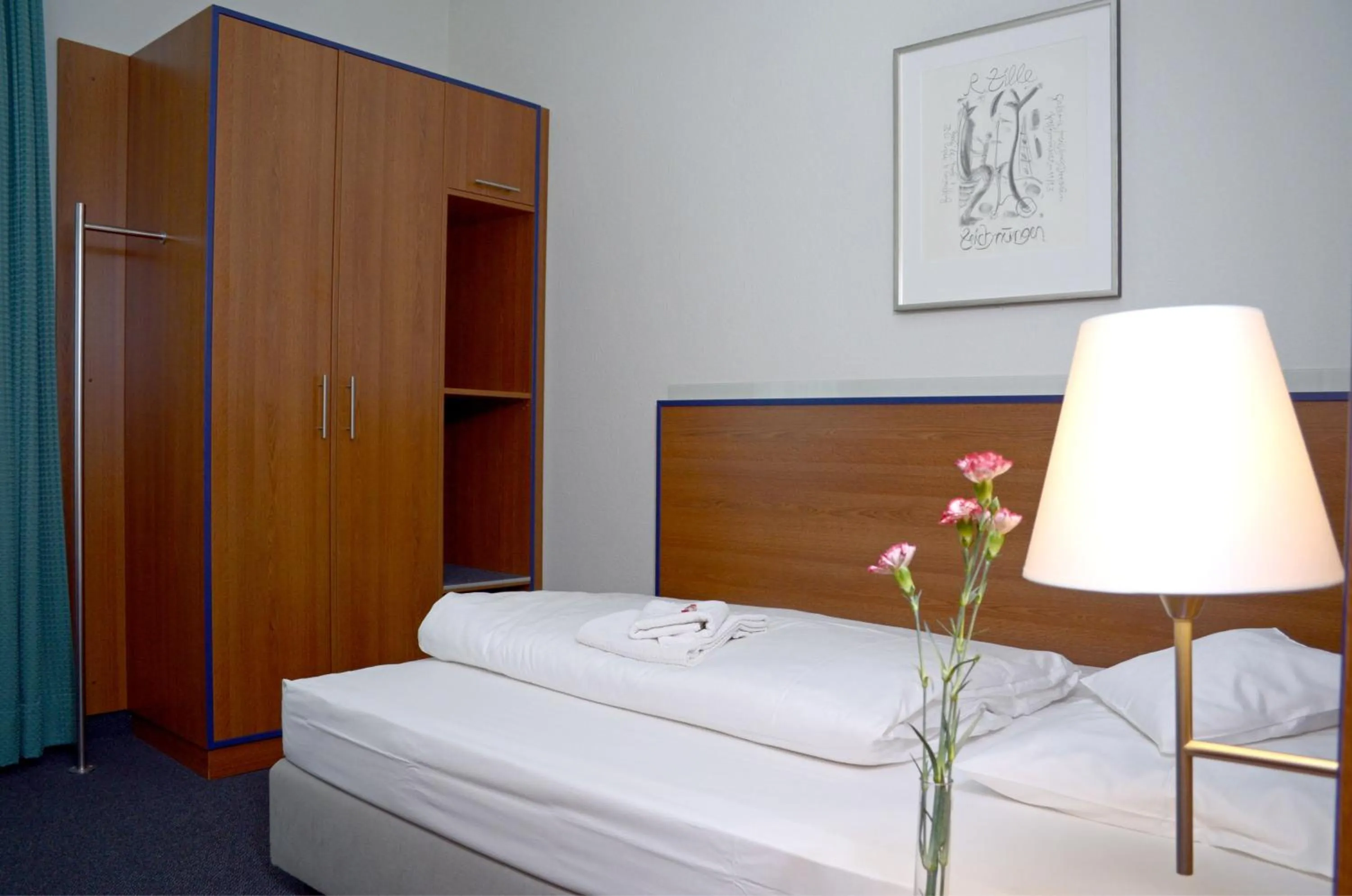 Photo of the whole room, Bed in Hotel & Apartments Fürstenhof am Bauhaus