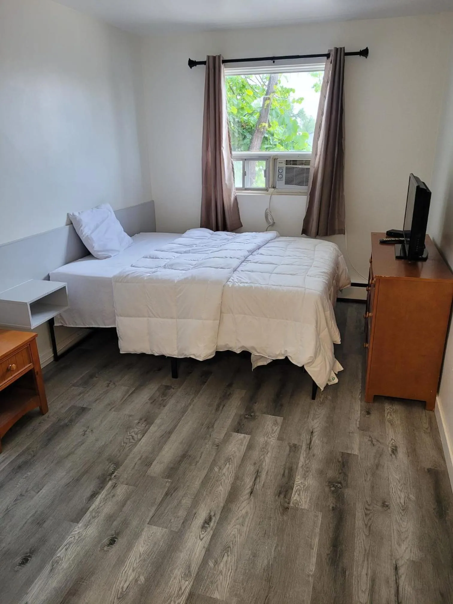 Bedroom in Vivian Motor Hotel