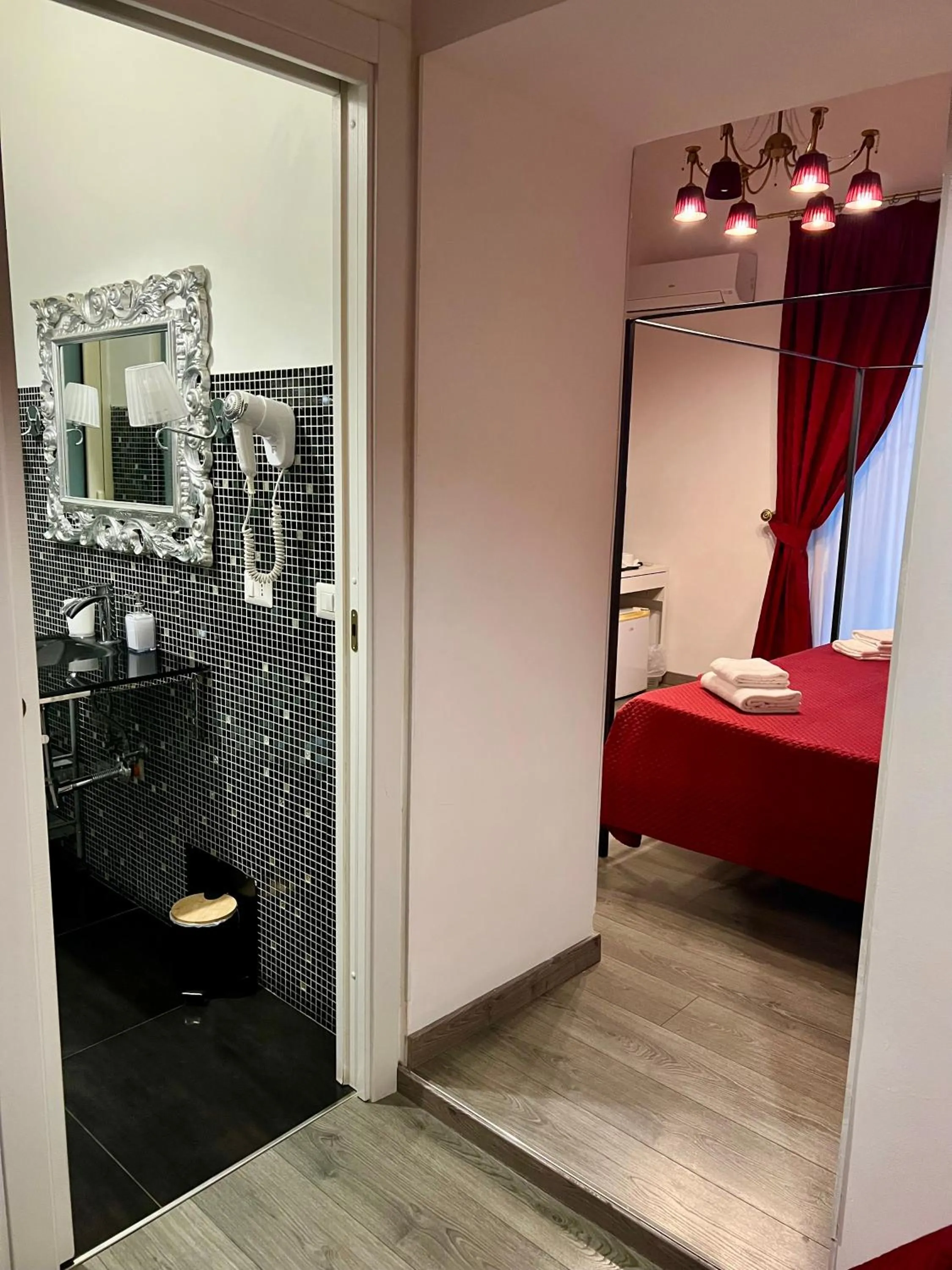 Bathroom, Bed in Duca di Uzeda Bed and Breakfast