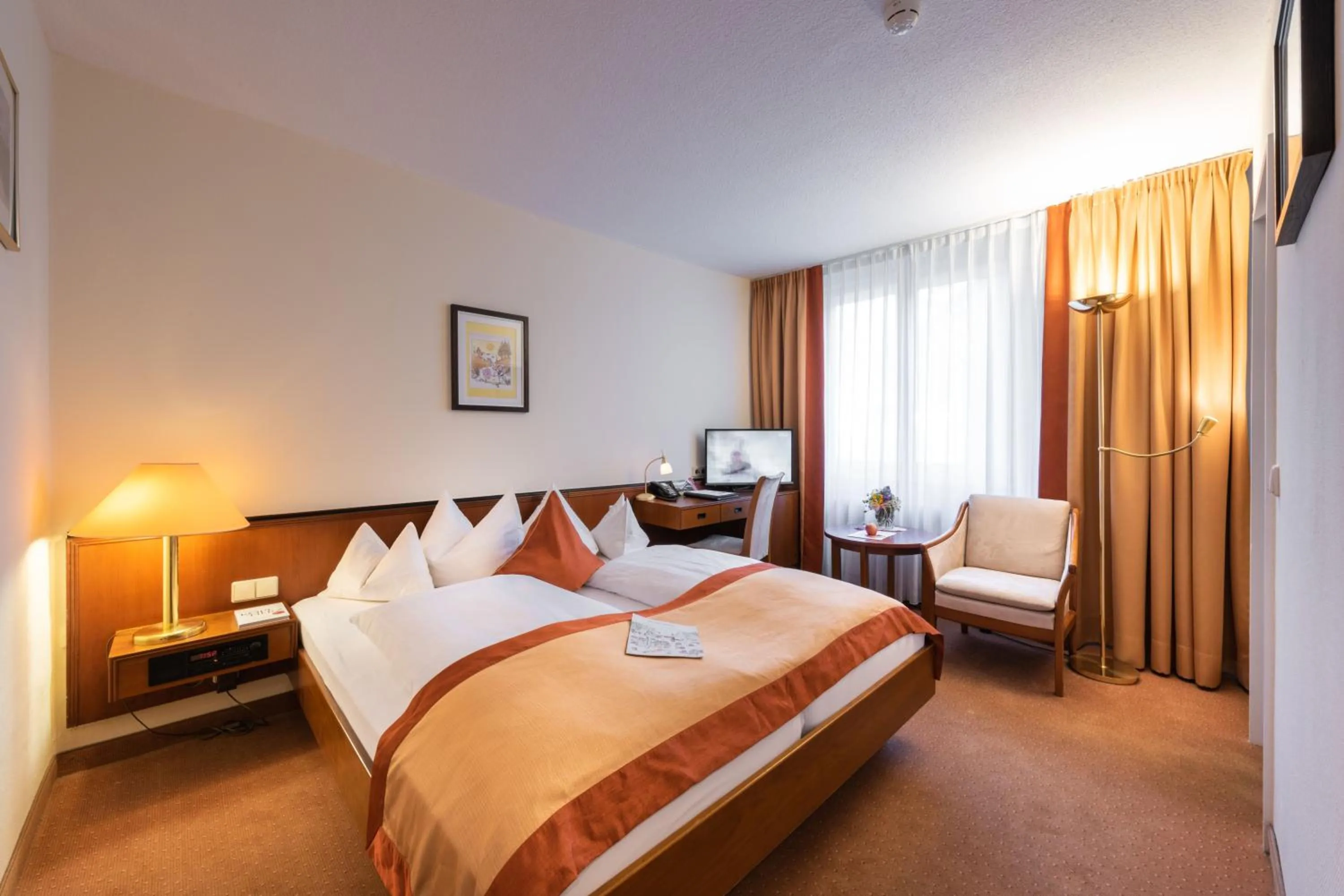 Bedroom, Bed in Parkhotel Stadtallendorf