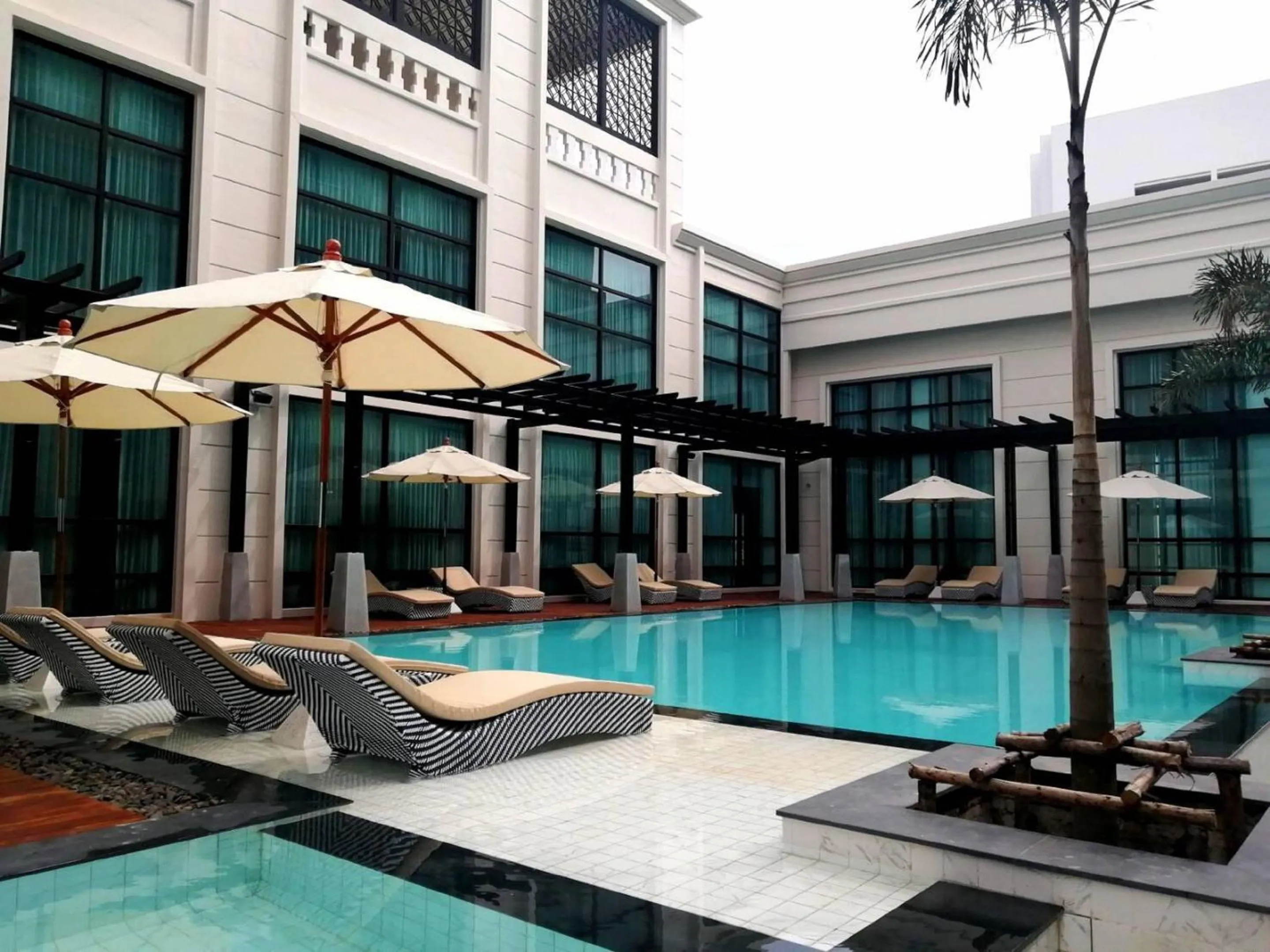 Swimming pool in Mandarin Eastville, Pattaya - SHA Extra Plus