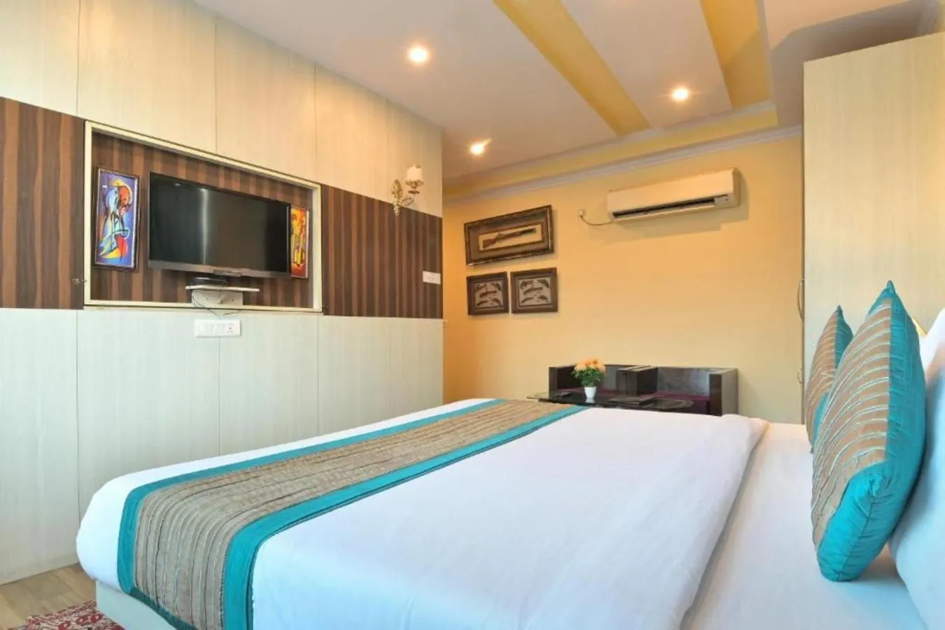 Bed in Hotel Castle Blue New Delhi Near IGI Airport