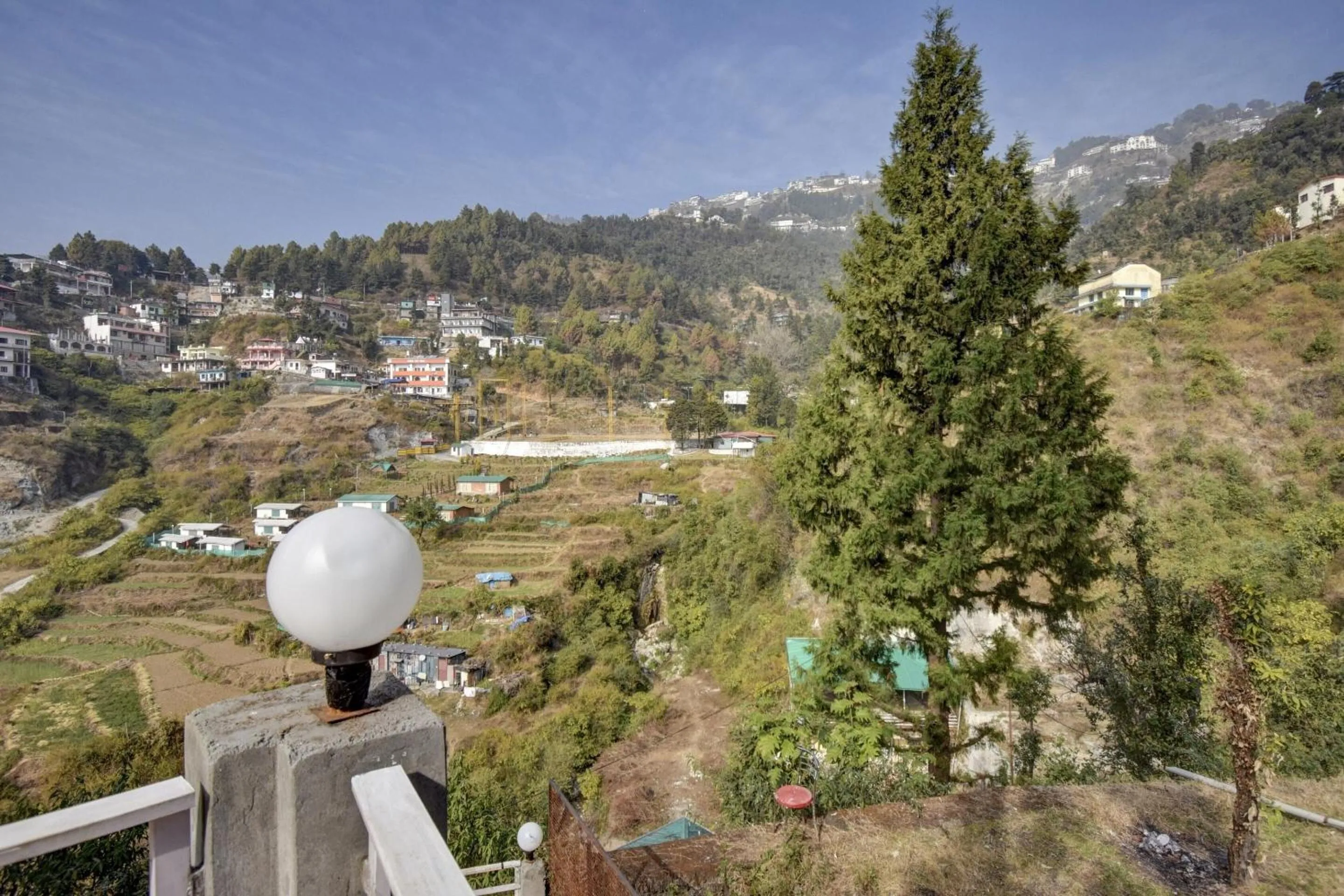 Lobby or reception in Hotel O by OYO Pine Tree