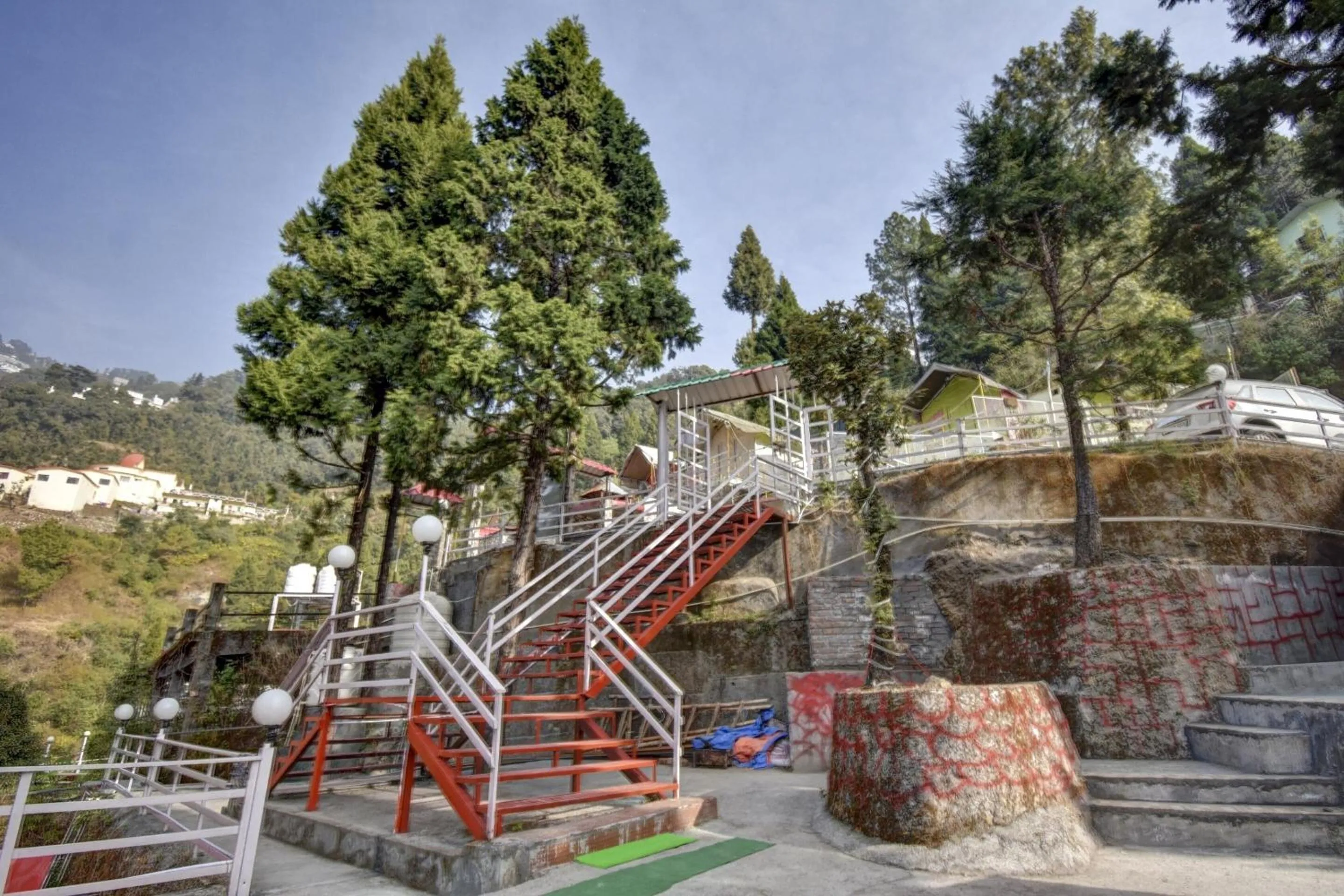 Facade/entrance in Hotel O by OYO Pine Tree