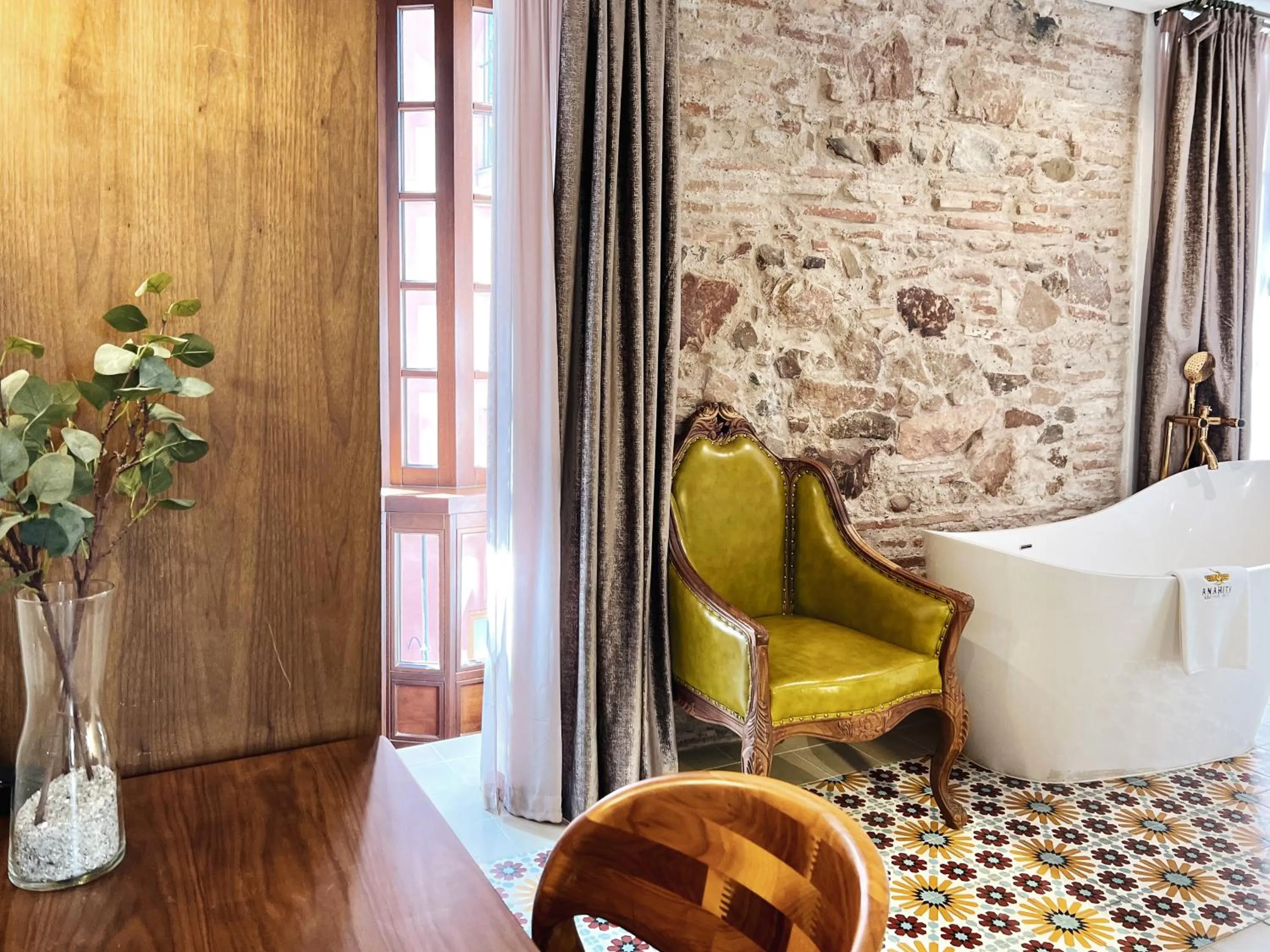 Photo of the whole room, Bed in Anahita Boutique Hotel