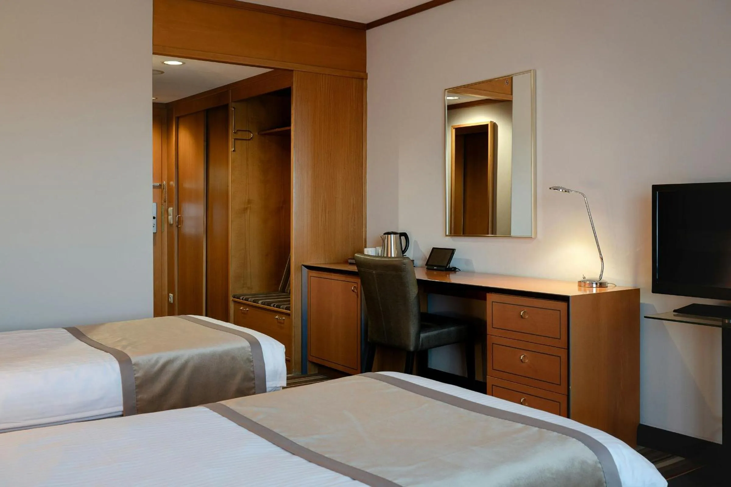 Photo of the whole room, Bed in Leonardo Hotel Weimar