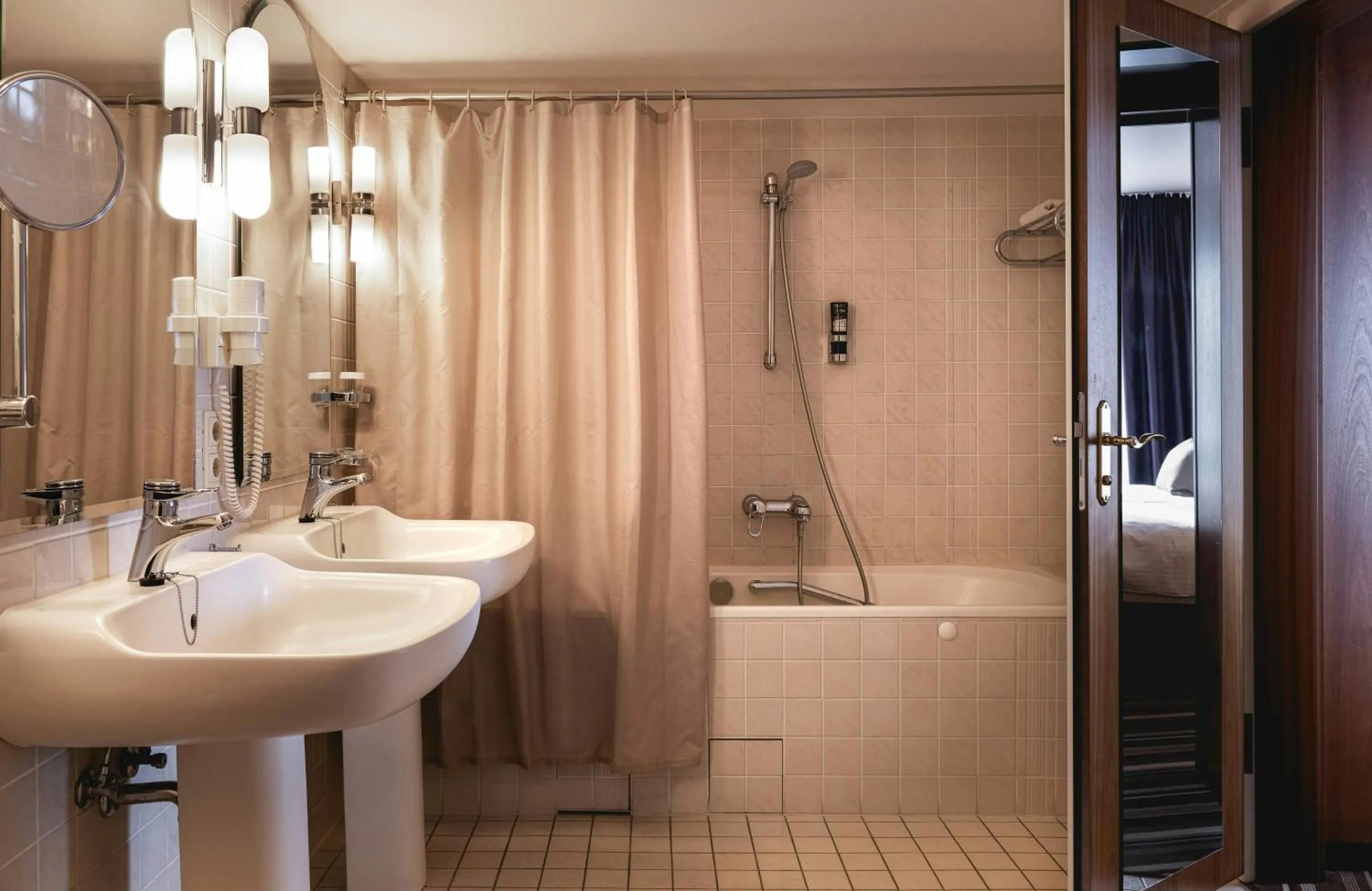 Bathroom in Leonardo Hotel Weimar