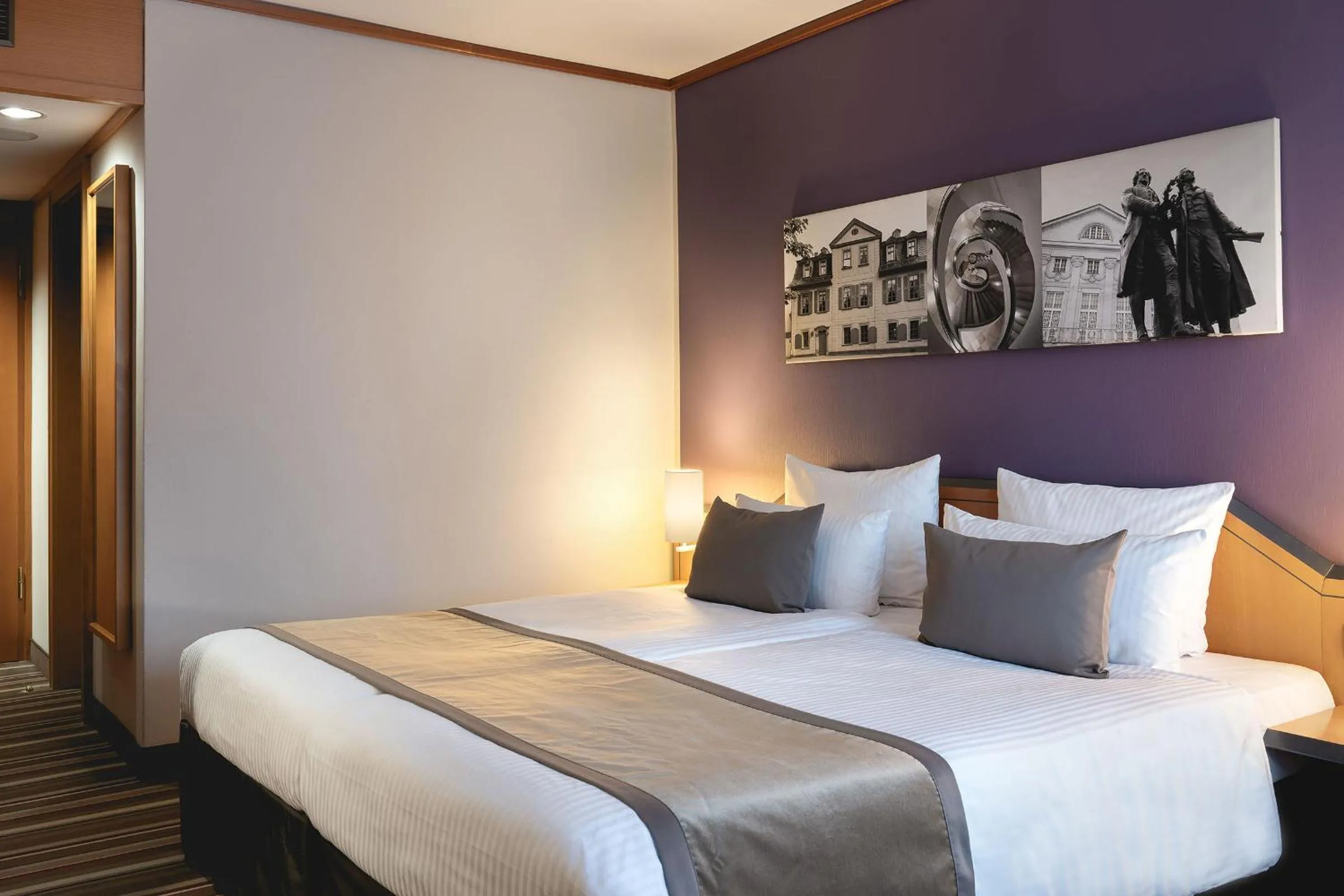 Communal lounge/ TV room, Bed in Leonardo Hotel Weimar