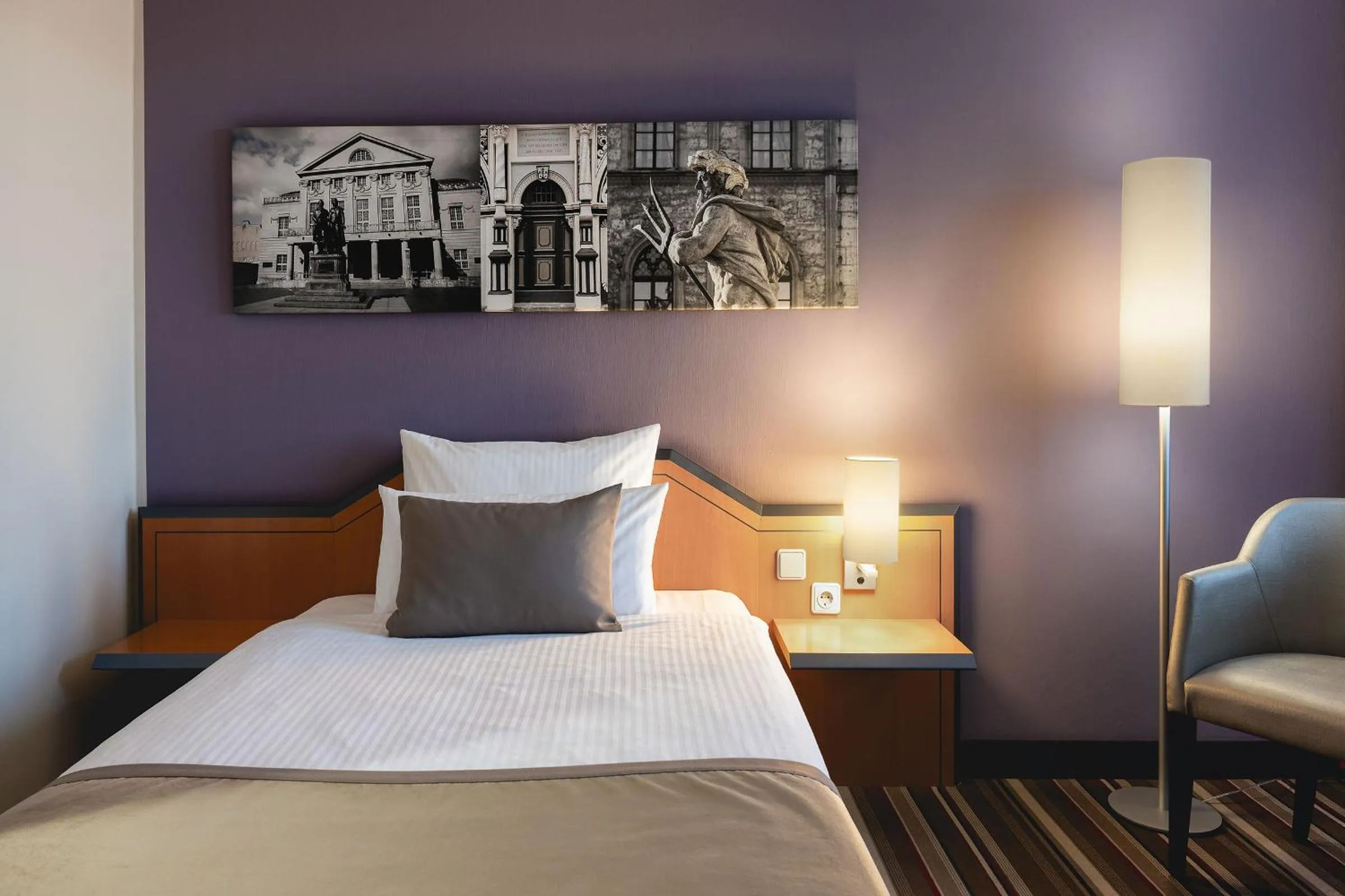 Communal lounge/ TV room, Bed in Leonardo Hotel Weimar