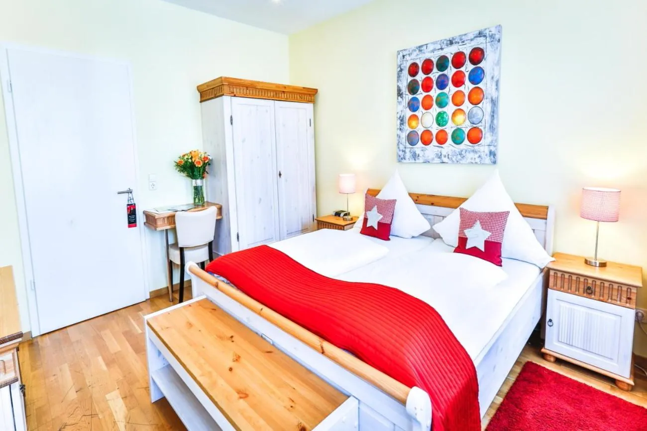 Bedroom, Bed in Hotel zum Goldenen Löwen