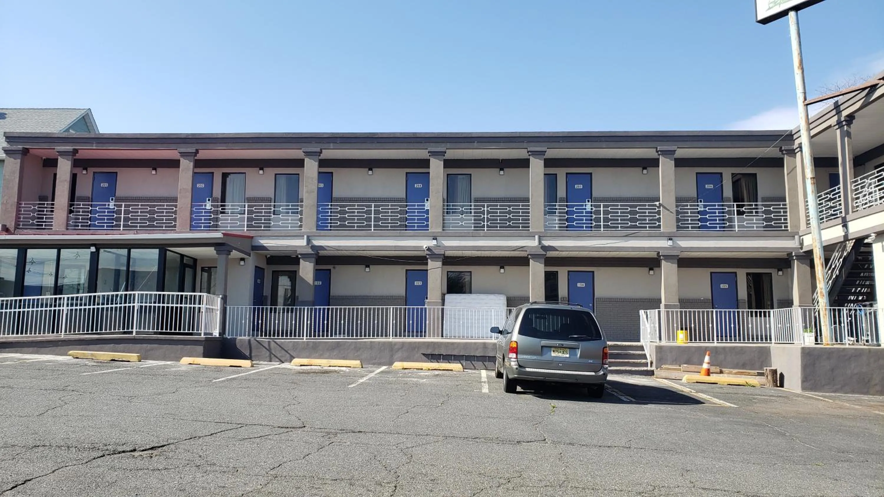 Property building in Rest Inn - Elizabeth