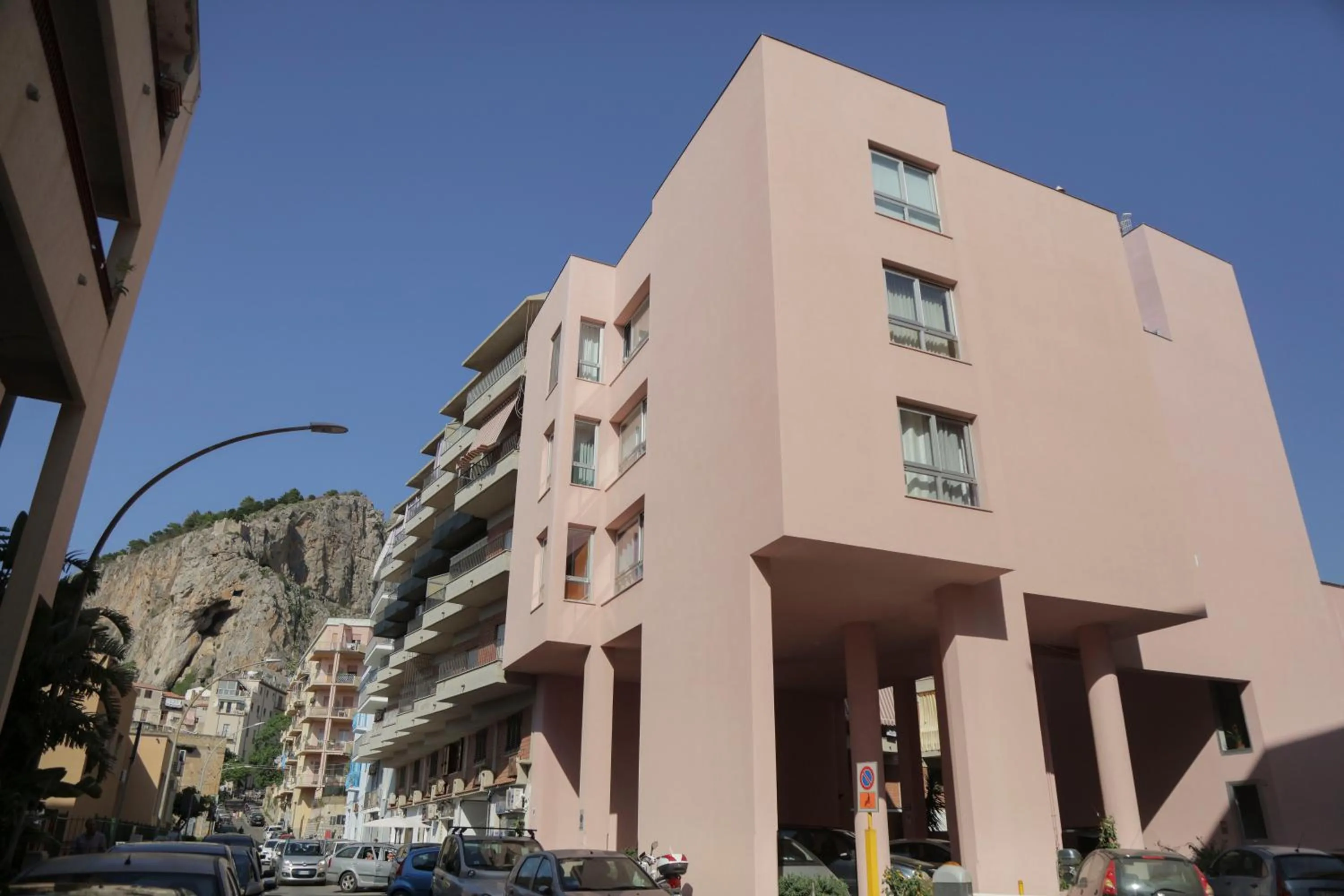 Property building in Casa Rosa