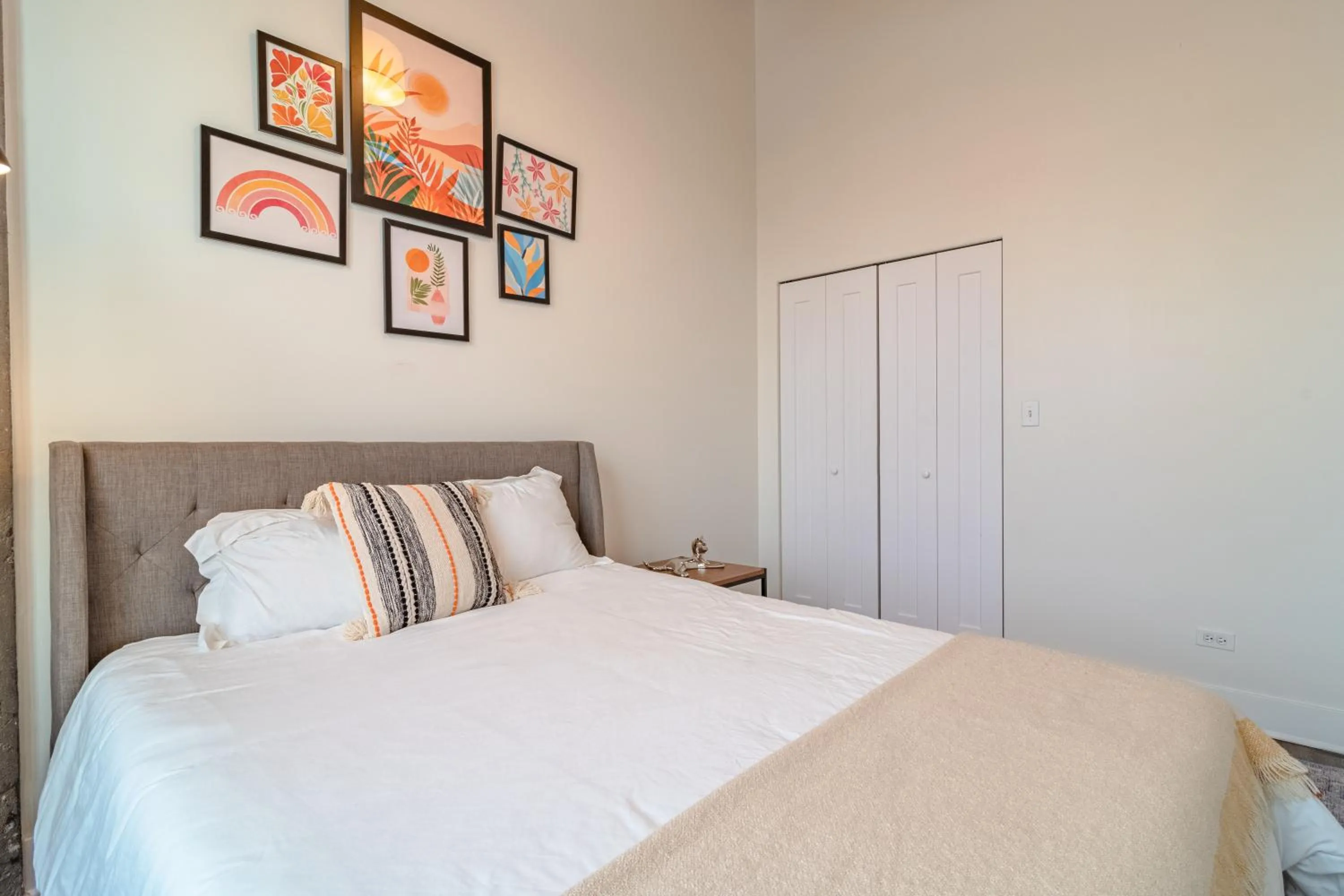 Bed in Modern 2BR Loft with Amazing City Skyline View and Optional Parking for 8 Guests Near McCormick Place and Soldier Field