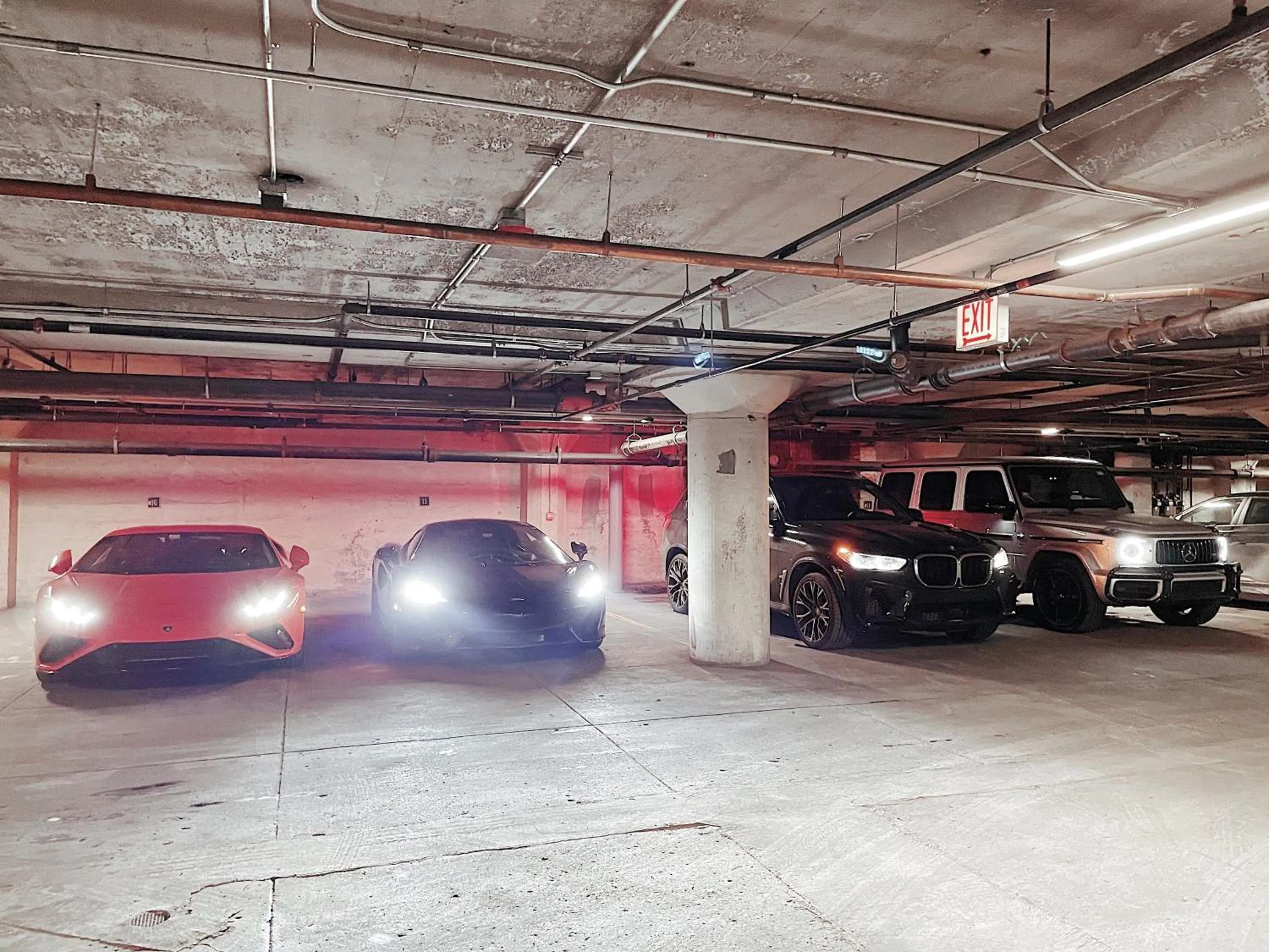 Modern 2BR Loft with Amazing City Skyline View and Optional Parking for 8 Guests Near McCormick Place and Soldier Field