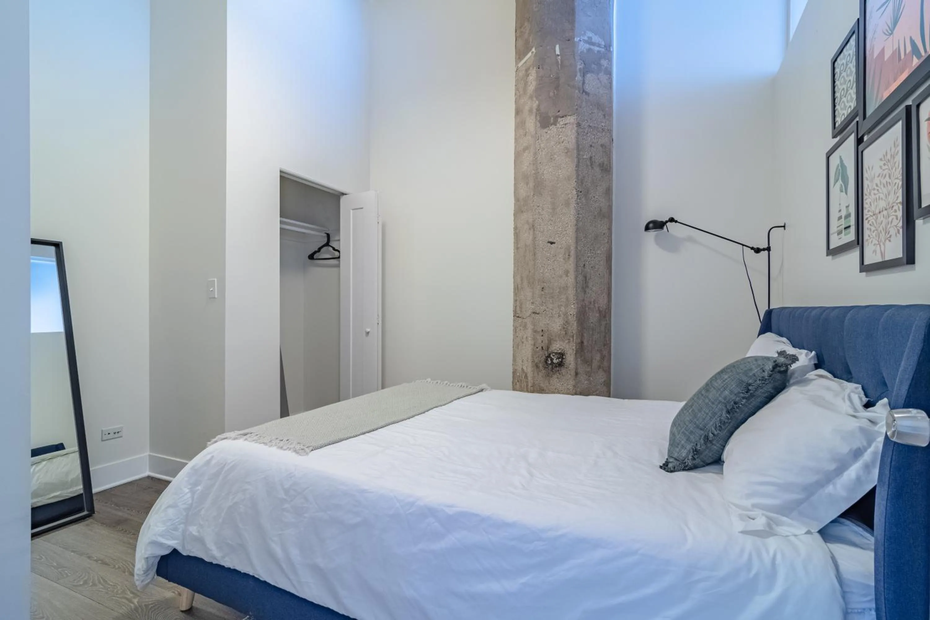Bed in Modern 2BR Loft with Amazing City Skyline View and Optional Parking for 8 Guests Near McCormick Place and Soldier Field