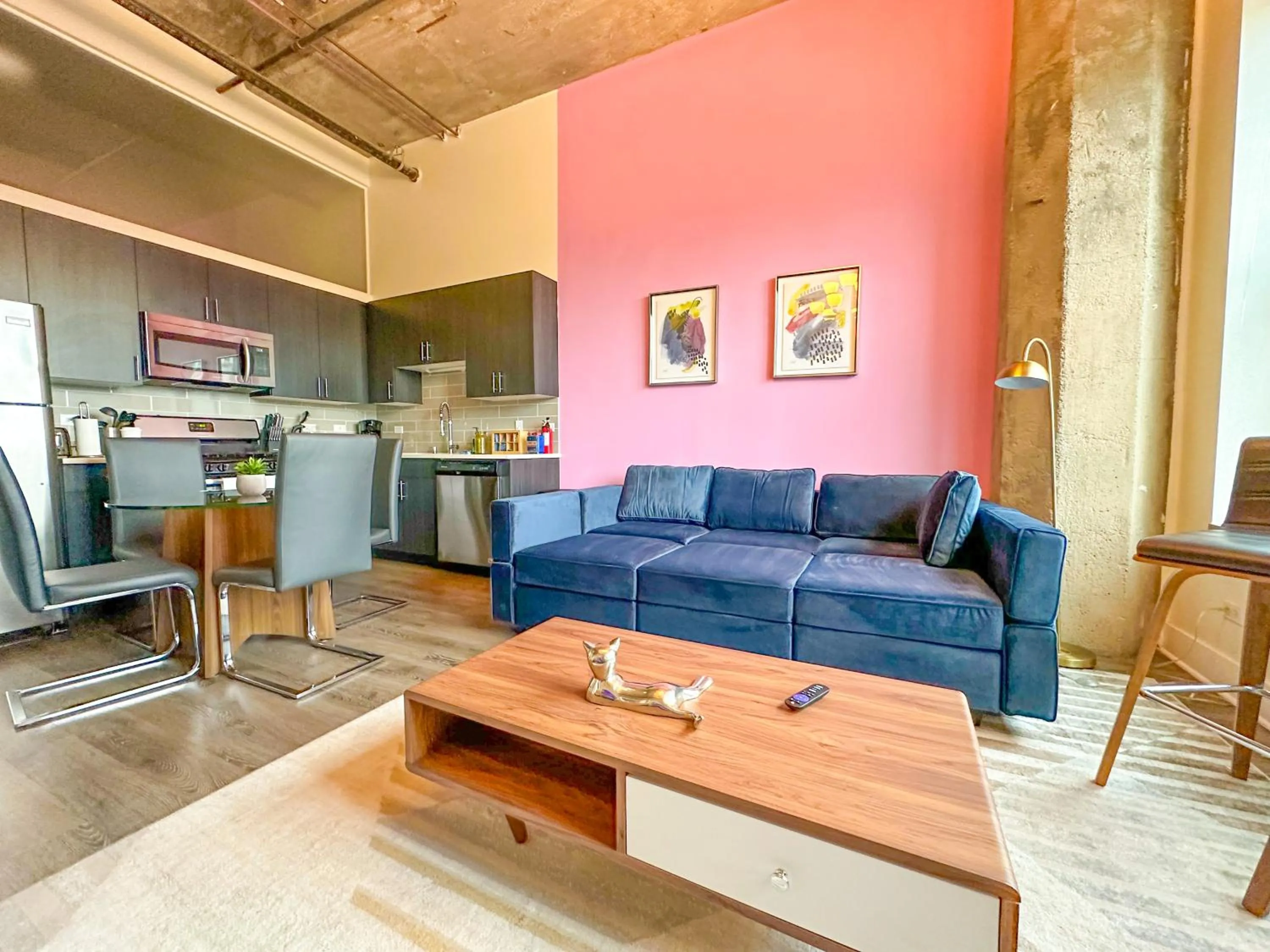 Modern 2BR Loft with Amazing City Skyline View and Optional Parking for 8 Guests Near McCormick Place and Soldier Field