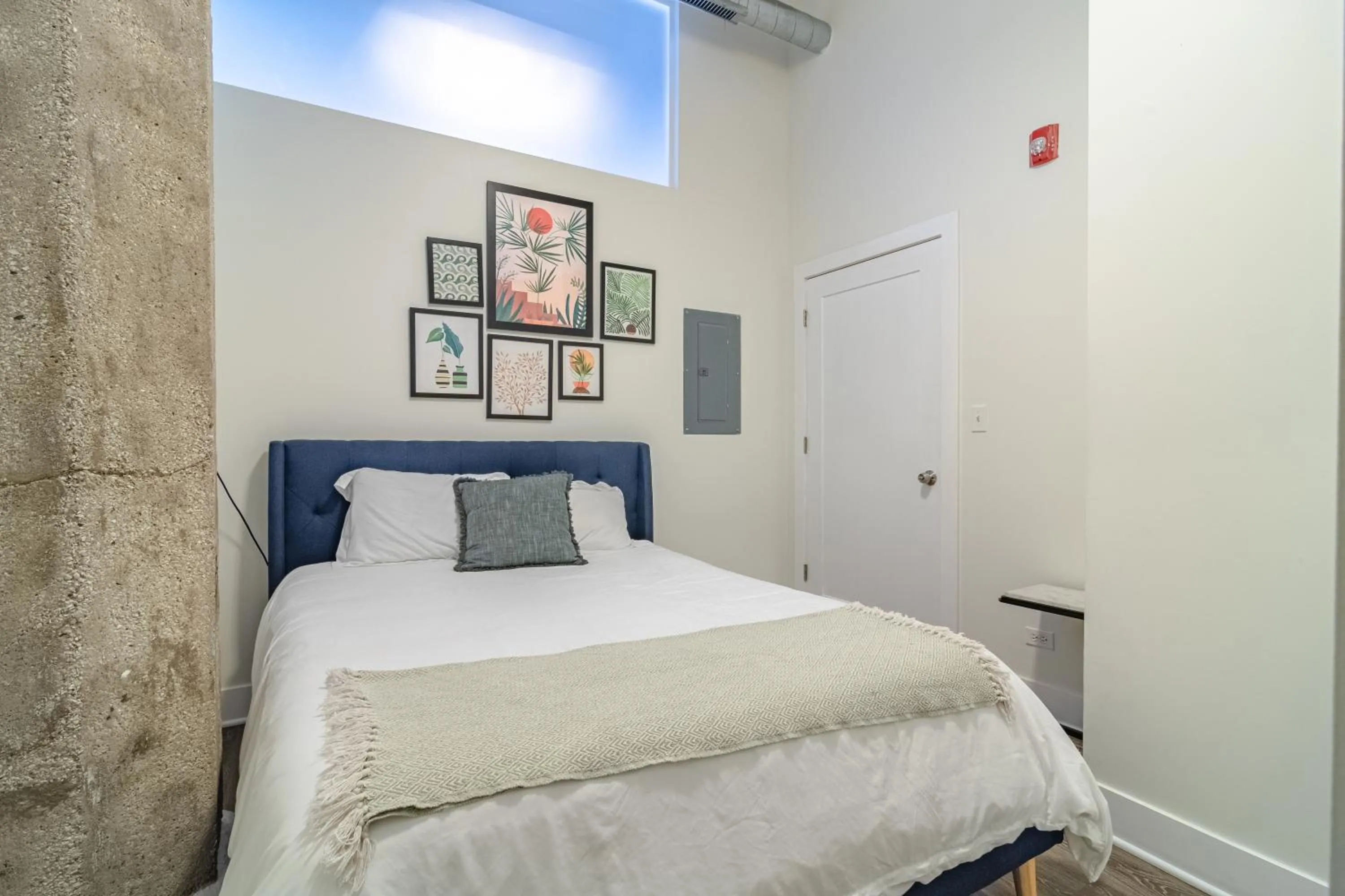 Bed in Modern 2BR Loft with Amazing City Skyline View and Optional Parking for 8 Guests Near McCormick Place and Soldier Field