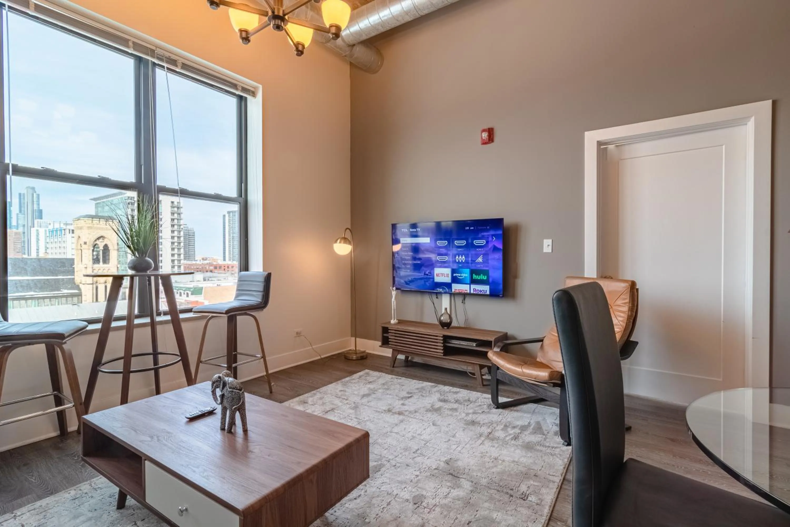 Modern 2BR Loft with Amazing City Skyline View and Optional Parking for 8 Guests Near McCormick Place and Soldier Field