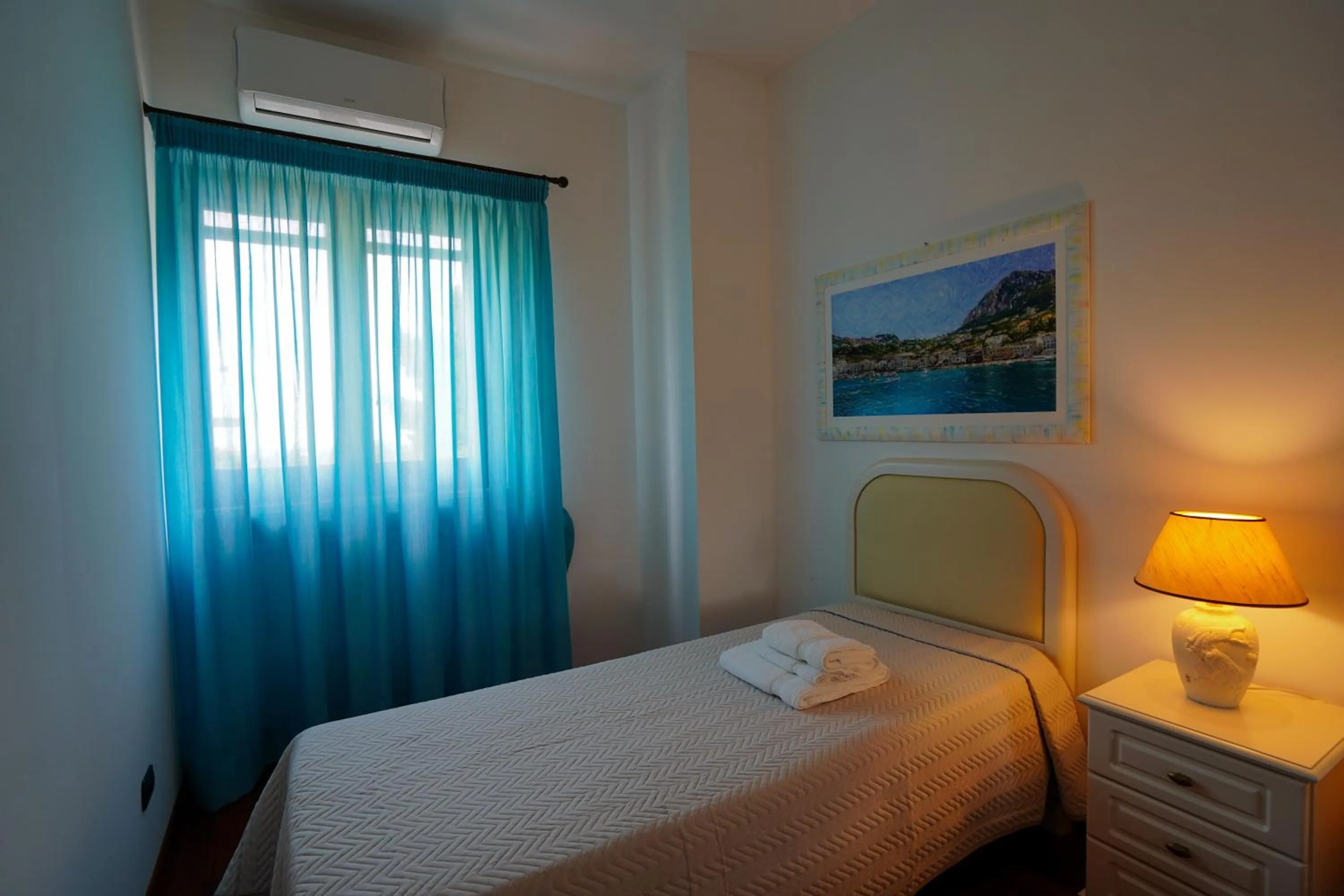 Photo of the whole room, Bed in station69 location