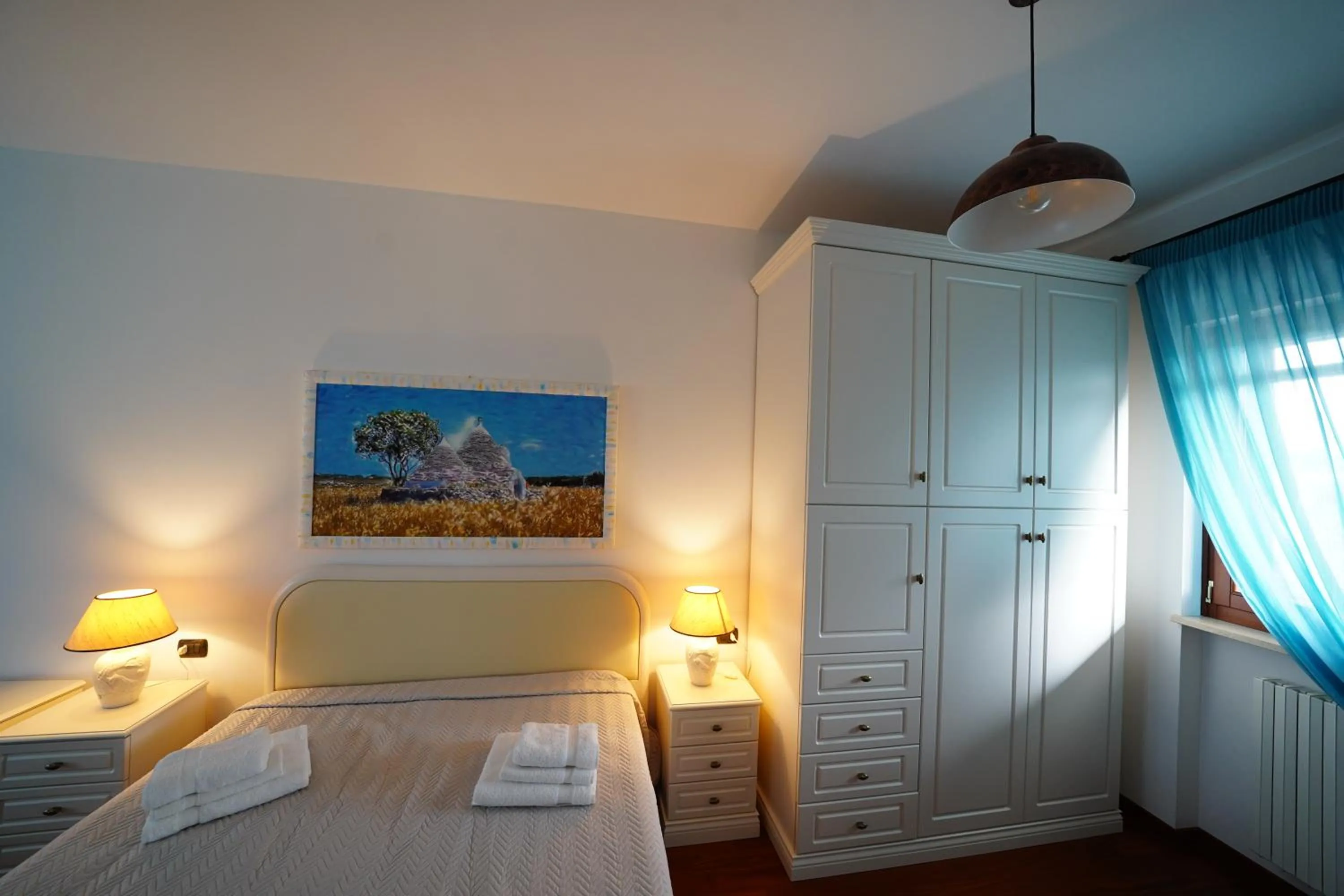 Photo of the whole room, Bed in station69 location