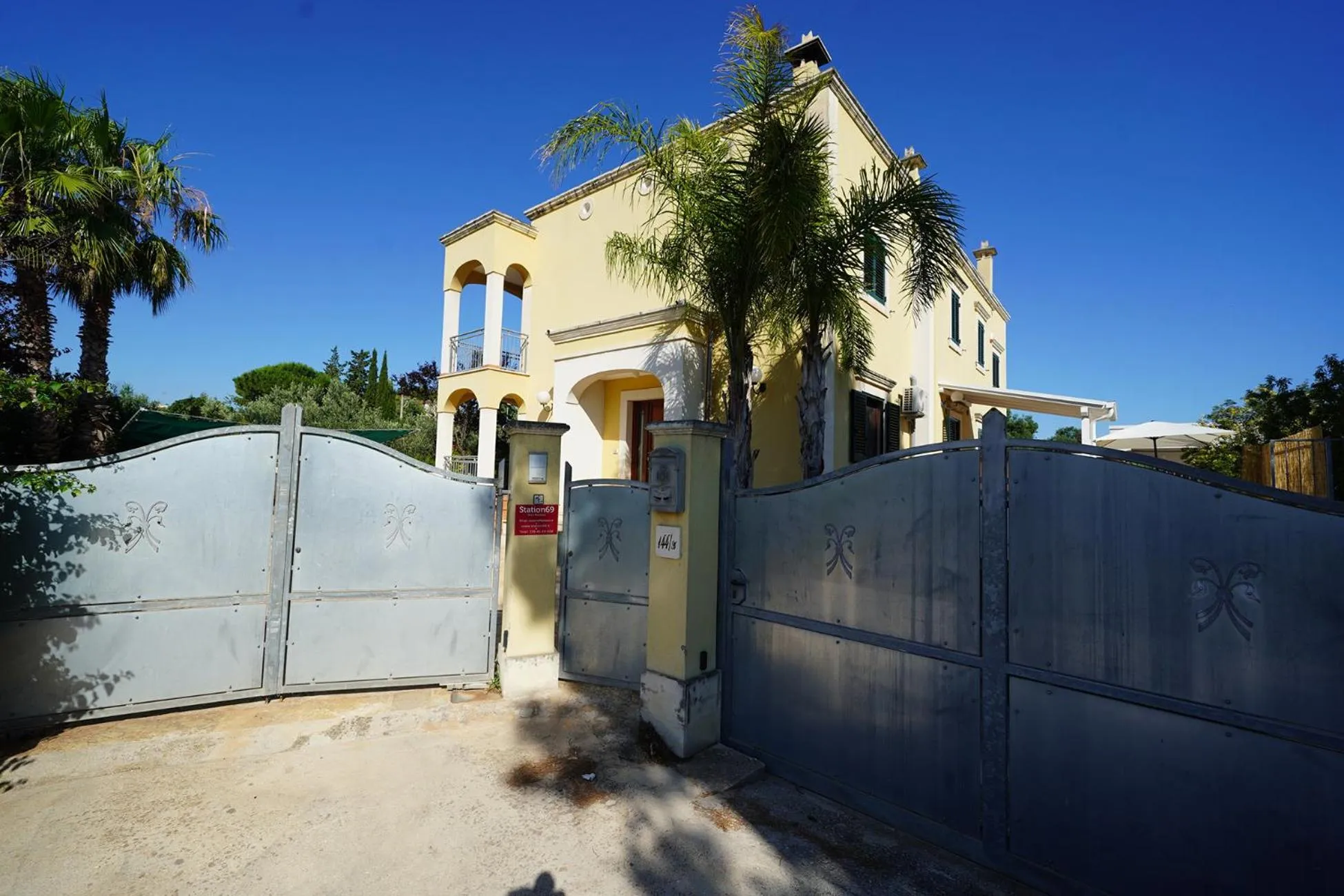 Facade/entrance in station69 location