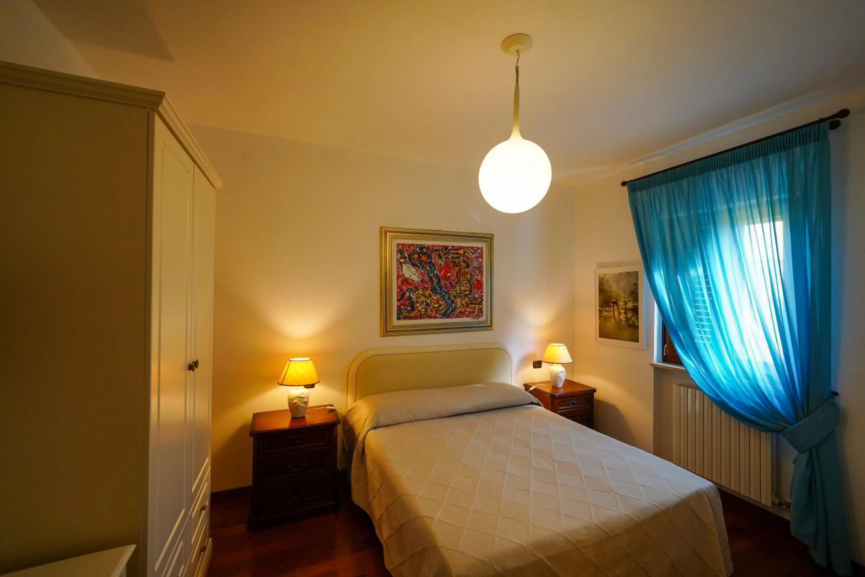 Photo of the whole room, Bed in station69 location