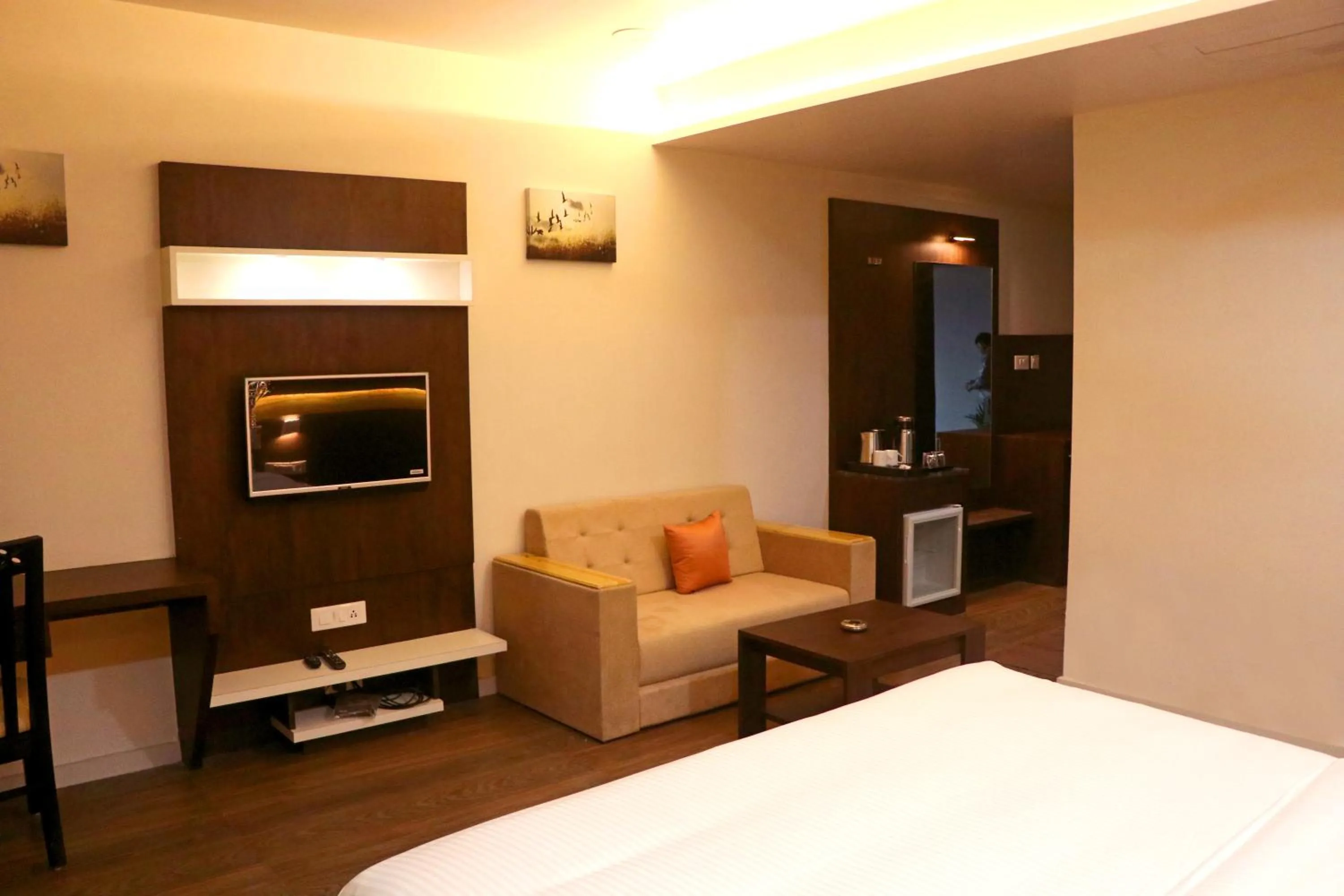 Communal lounge/ TV room, Bed in THE GRAND ASTORIA SOMANTH by Shivalaya Darshanam