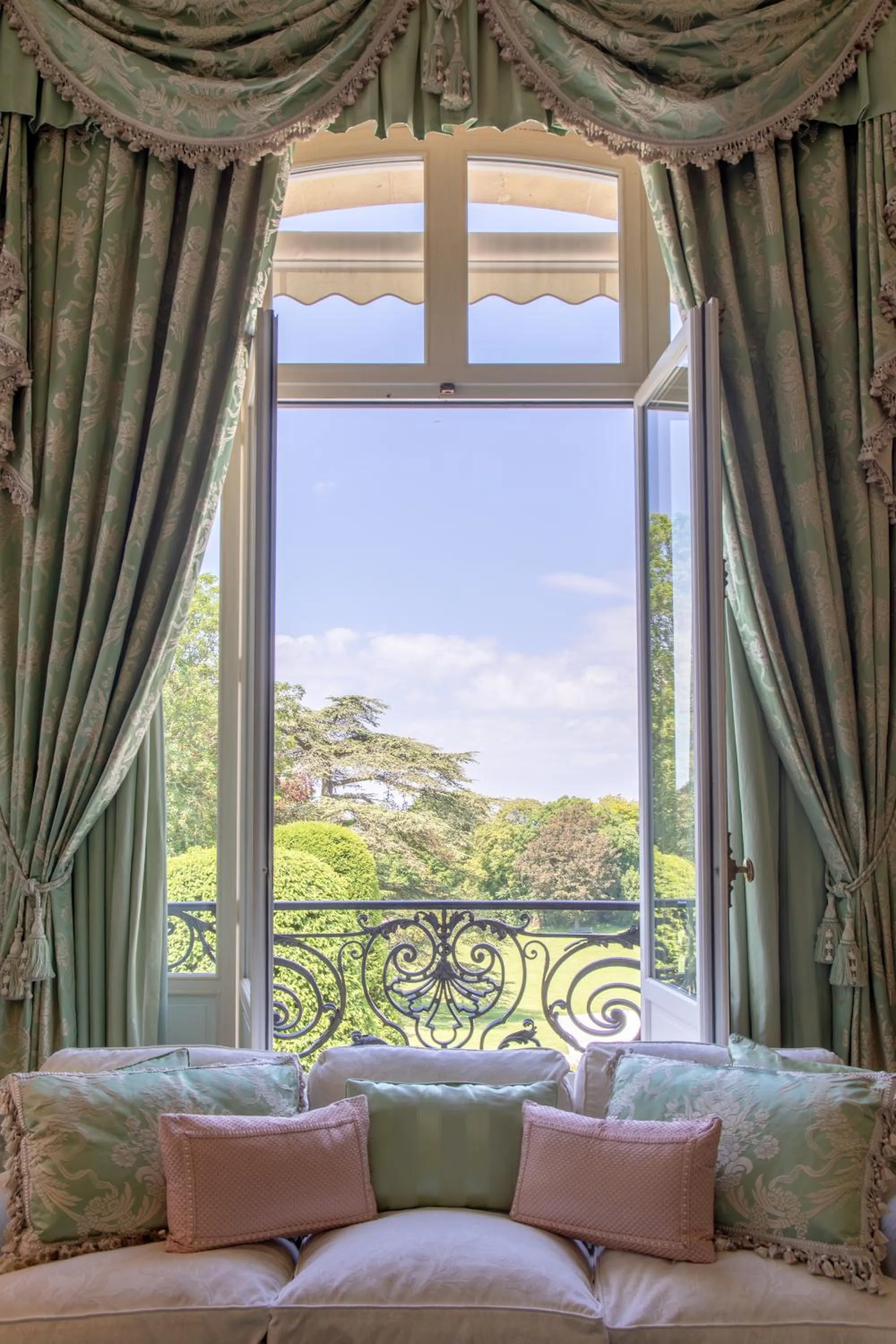 Bedroom in Domaine les Crayères