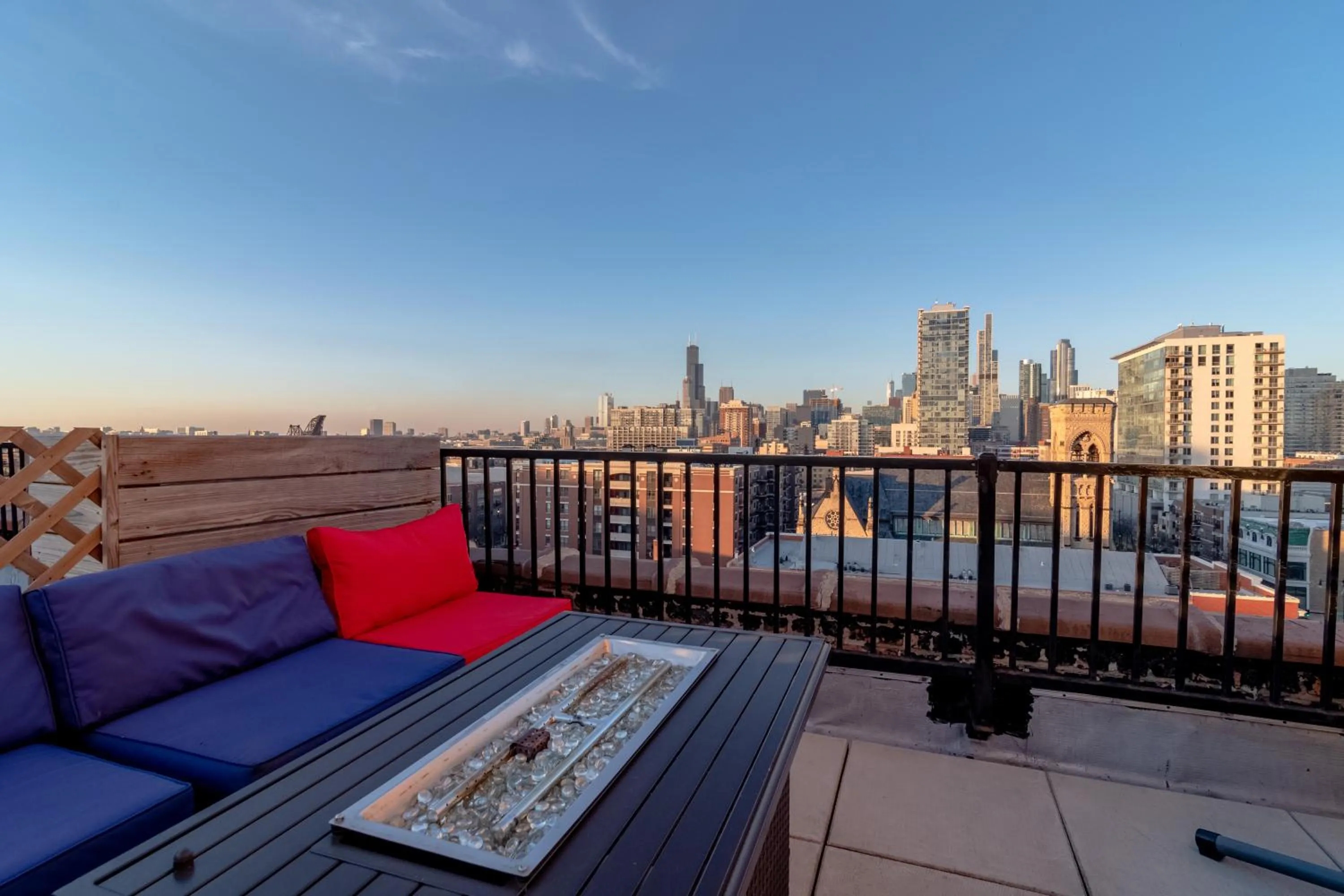 McCormick Place 3BR Luxury Penthouse Duplex with Personal Rooftop and Optional Parking for 8 guests in Chicago South Loop