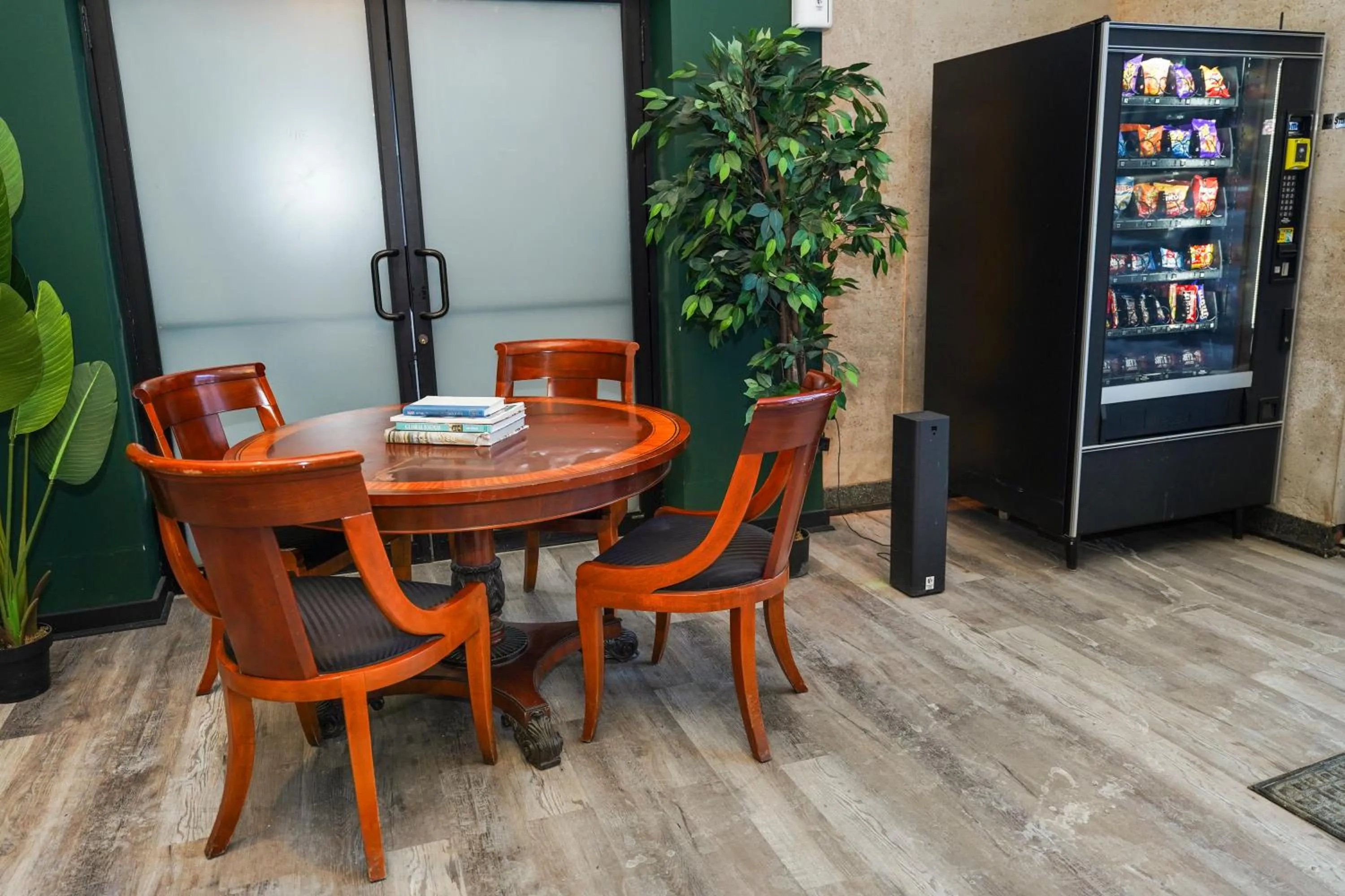 McCormick Place 3BR Luxury Penthouse Duplex with Personal Rooftop and Optional Parking for 8 guests in Chicago South Loop