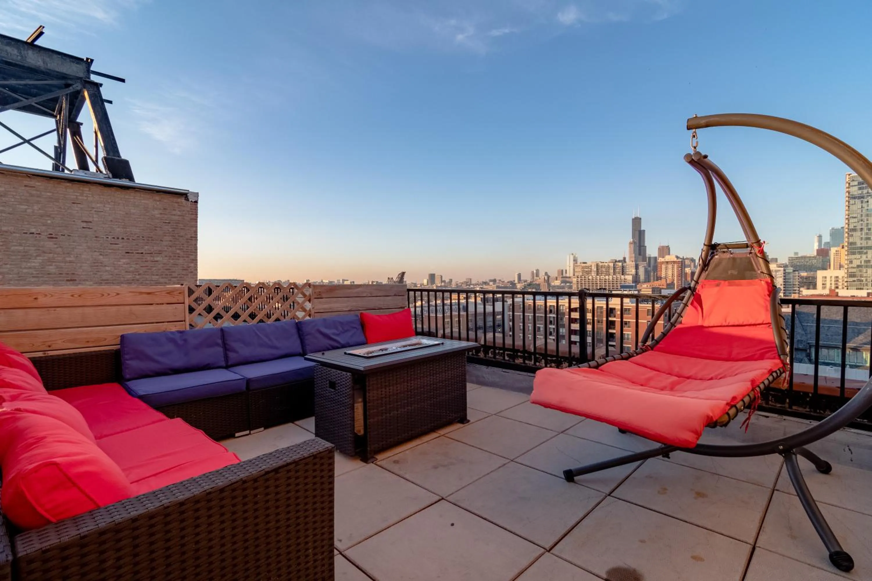 McCormick Place 3BR Luxury Penthouse Duplex with Personal Rooftop and Optional Parking for 8 guests in Chicago South Loop
