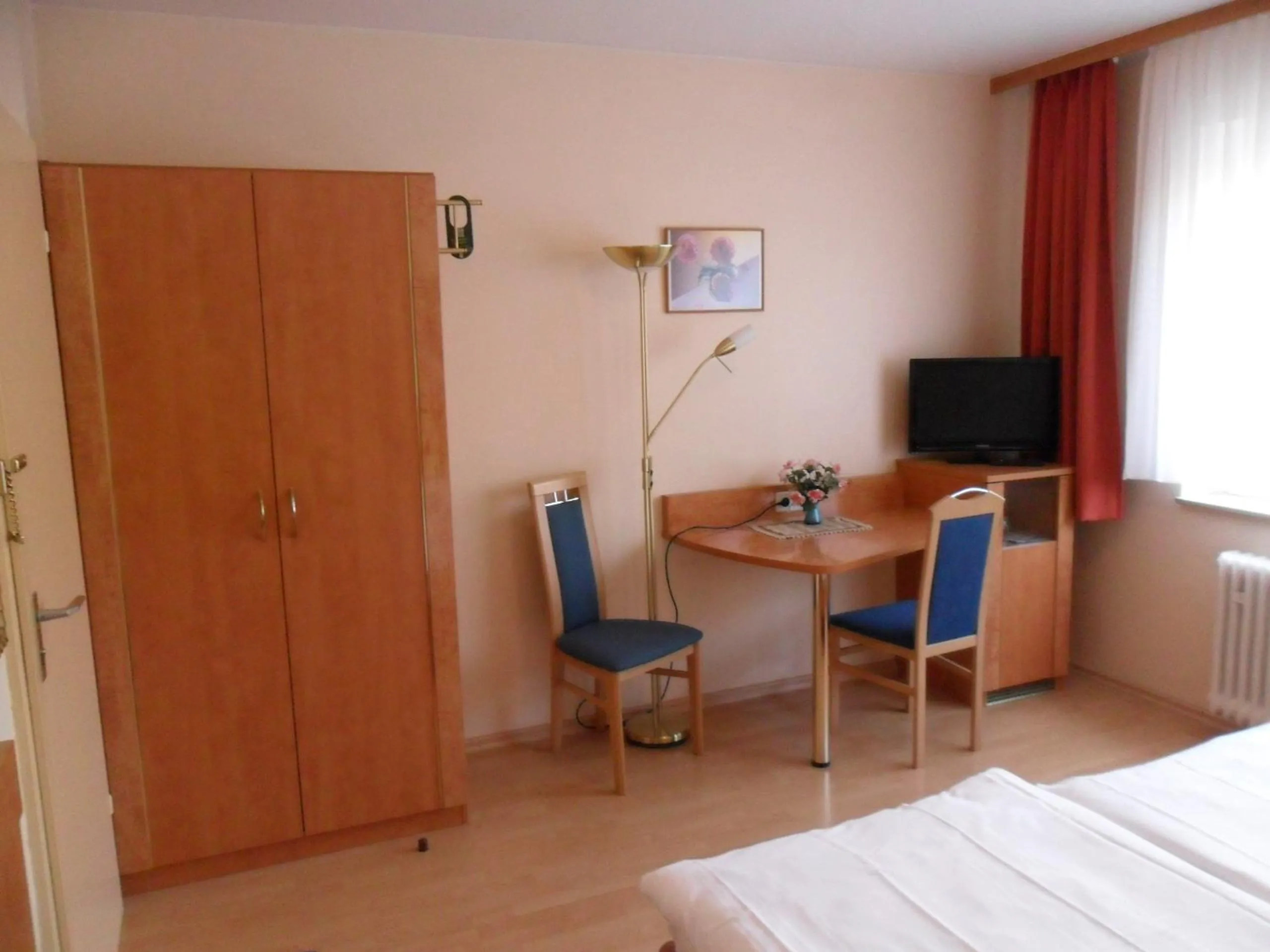 Seating area, Bed in Hotel Europa Pforzheim