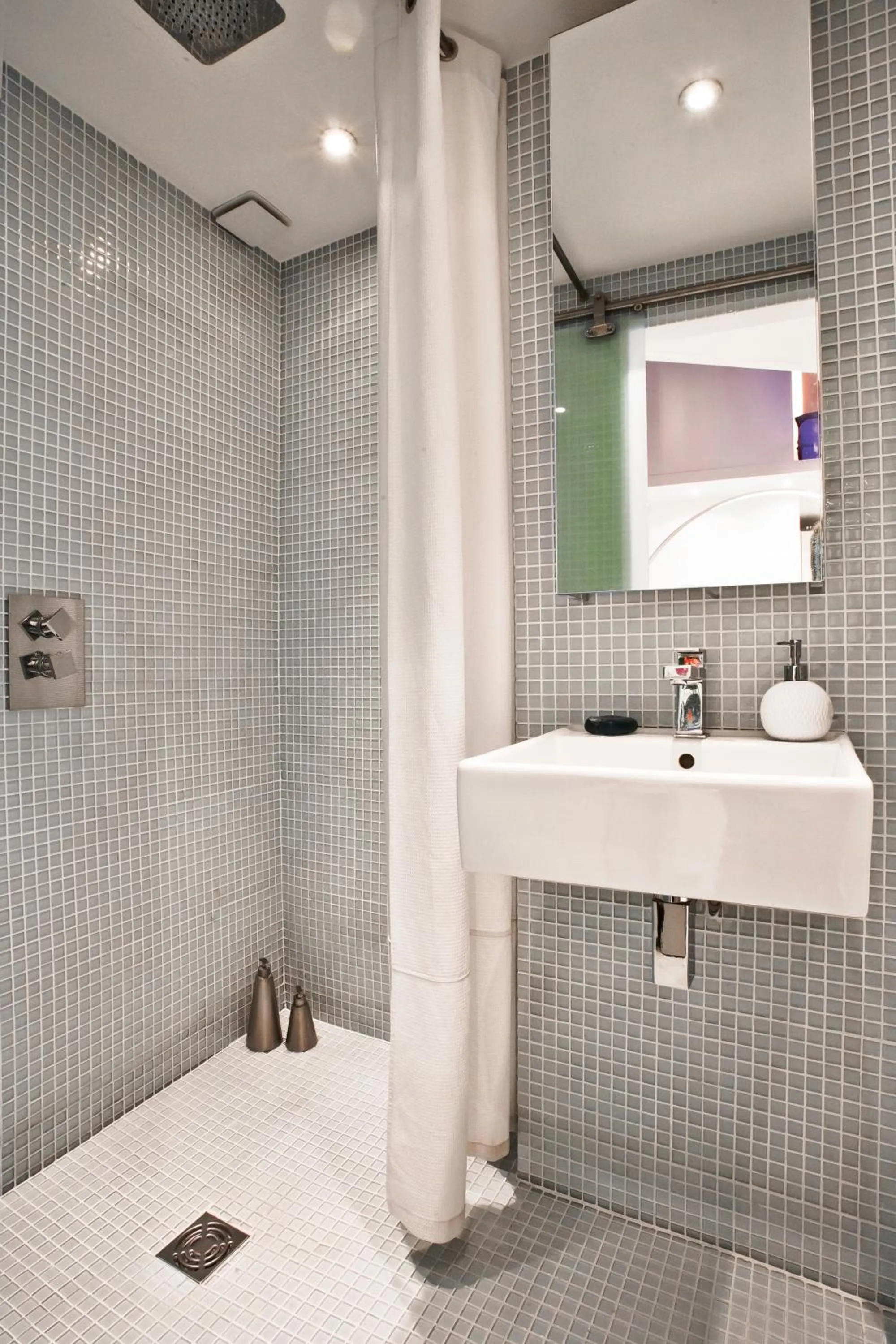 Shower in Stylish,luxury duplex Paris city center