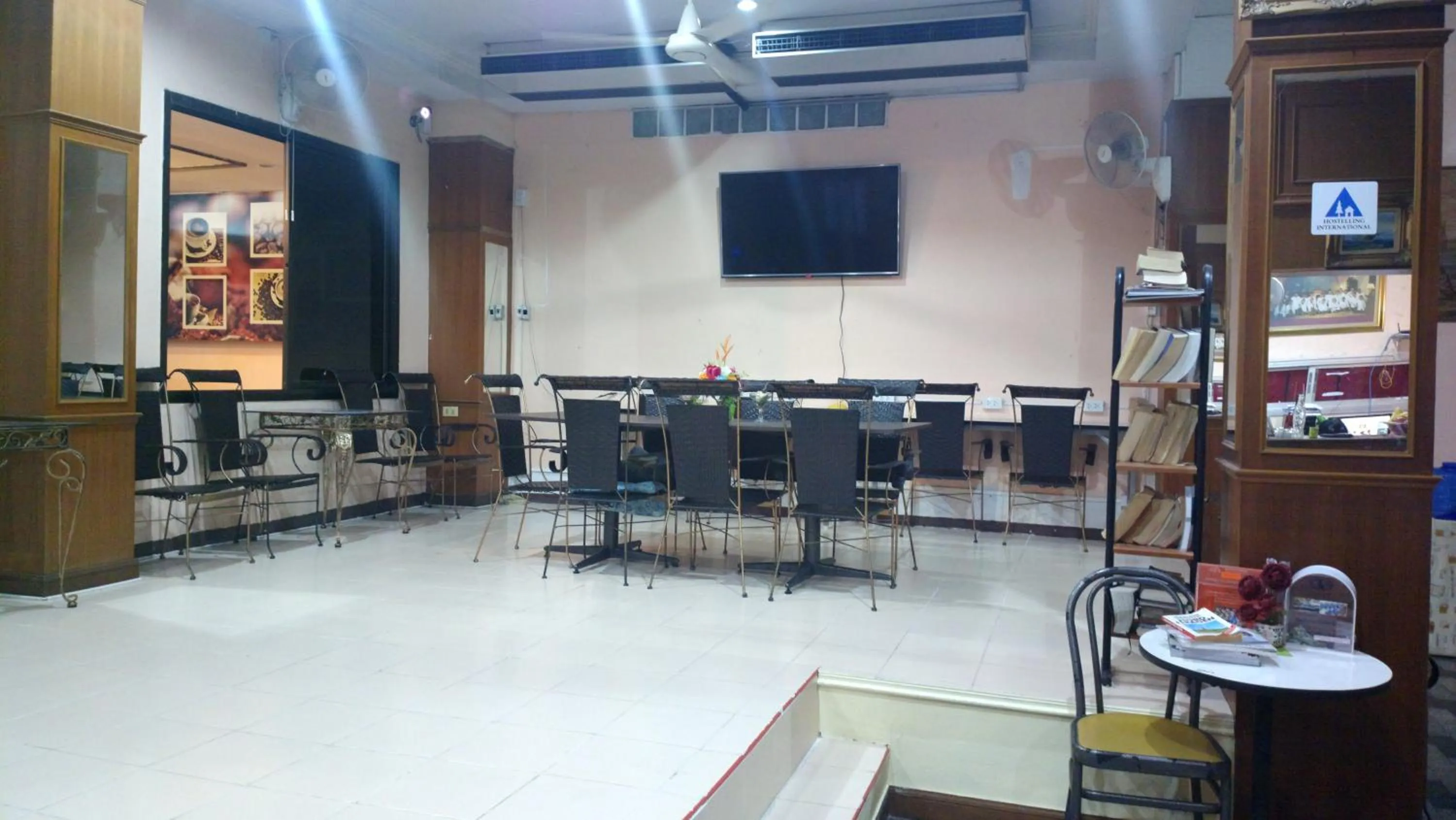 Communal lounge/ TV room in Hua Hin Euro City Hotel