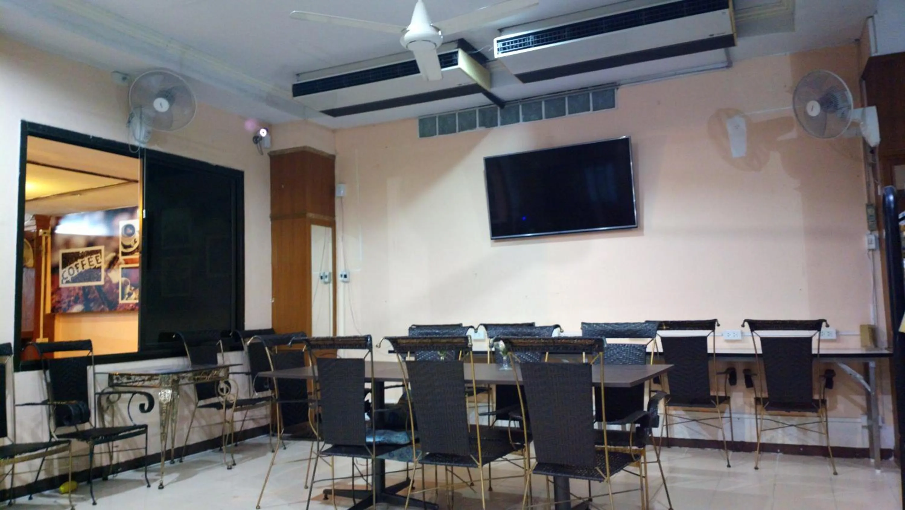 Communal lounge/ TV room in Hua Hin Euro City Hotel